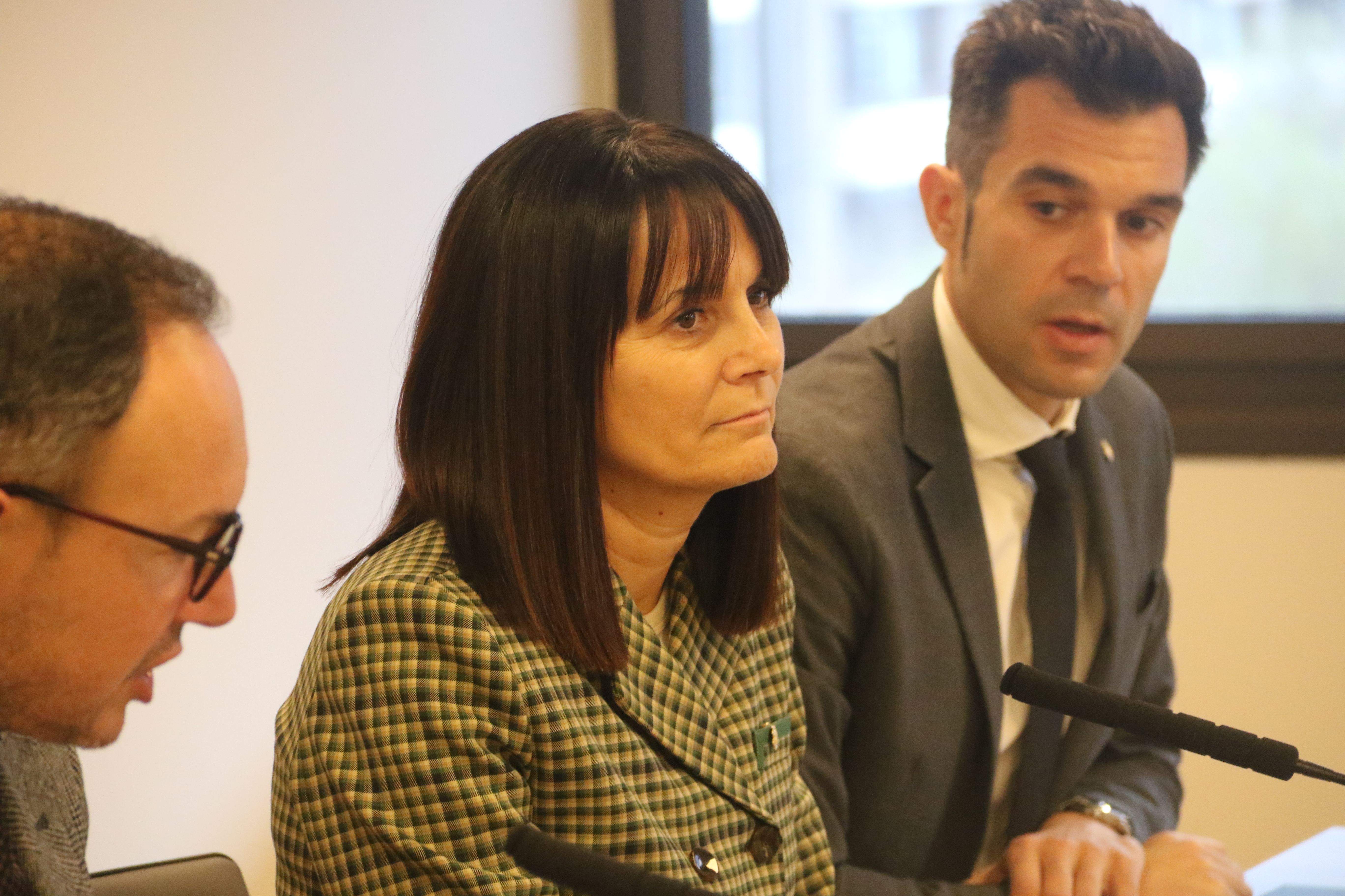 Mònica Bonell entre Xavier Espot i David Forné durant l'esmorzar de Nadal amb la premsa.