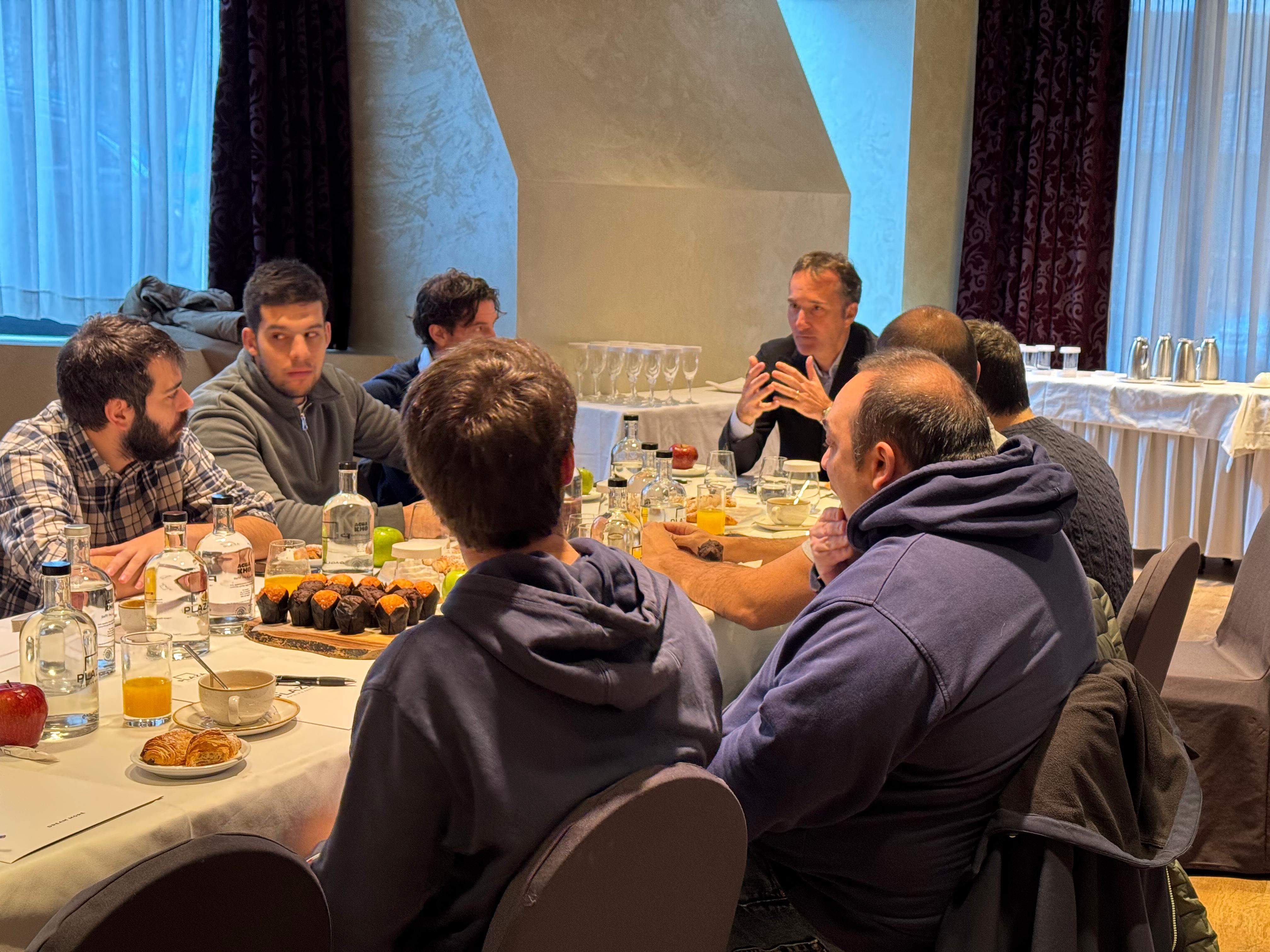 La directiva de l'FC Andorra, amb els mitjans de comunicació.