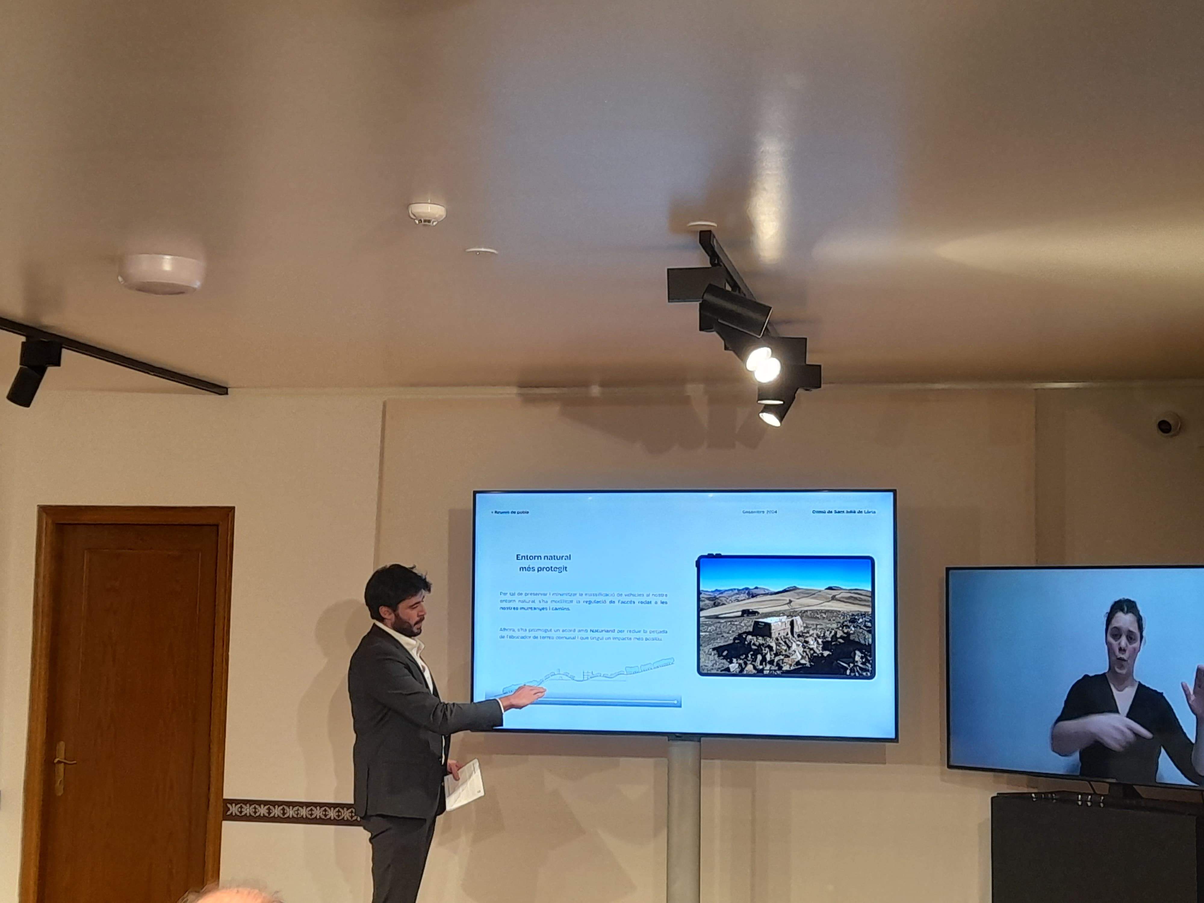 El cònsol Cerni Cairat donant explicacions durant la reunió de poble.