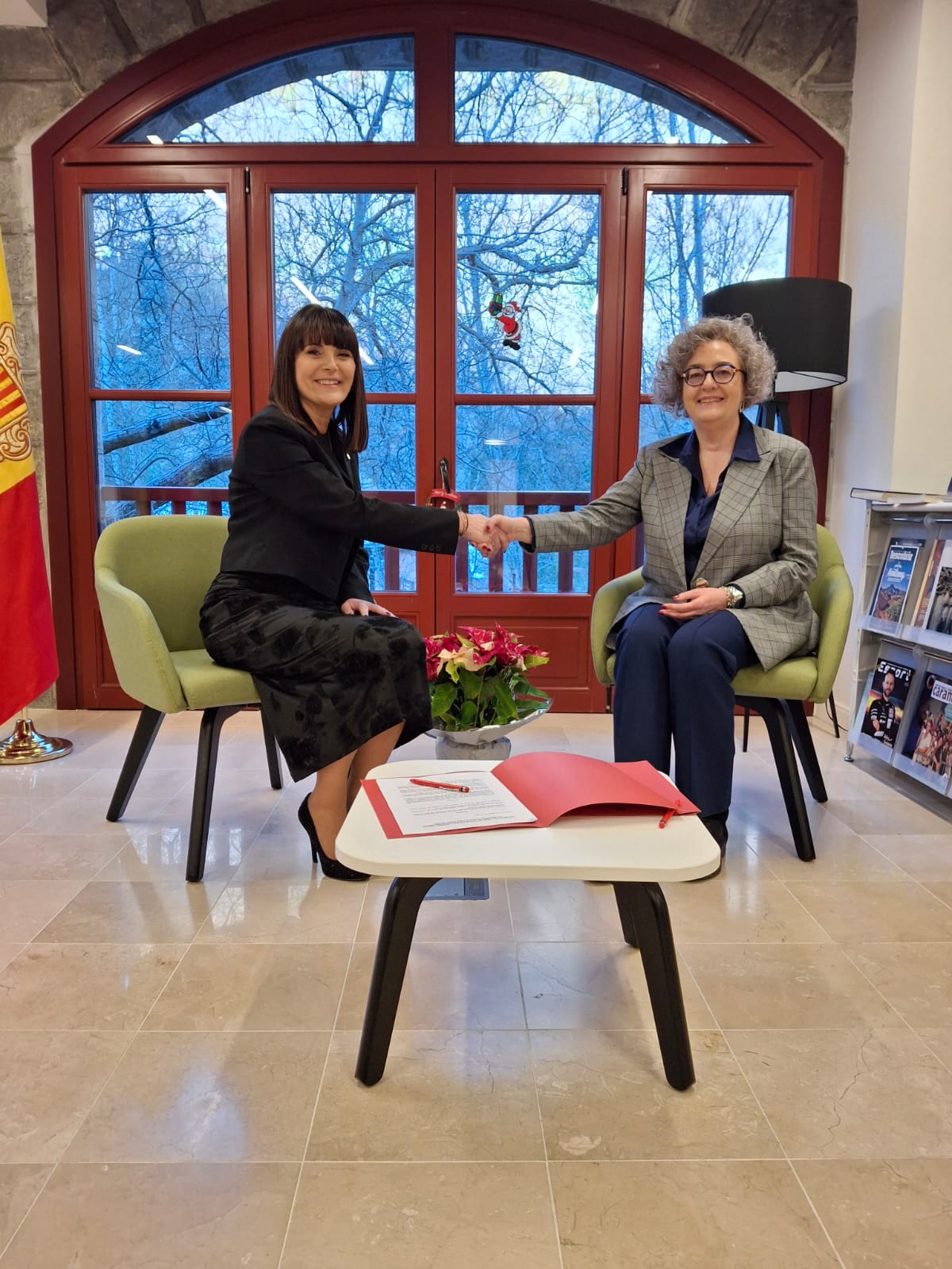 La titular de Cultura, Mònica Bonell, i la presidenta de l'IAD, Montserrat Ronchera. La titular de Cultura, Mònica Bonell, i la presidenta de l'IAD, Montserrat Ronchera.