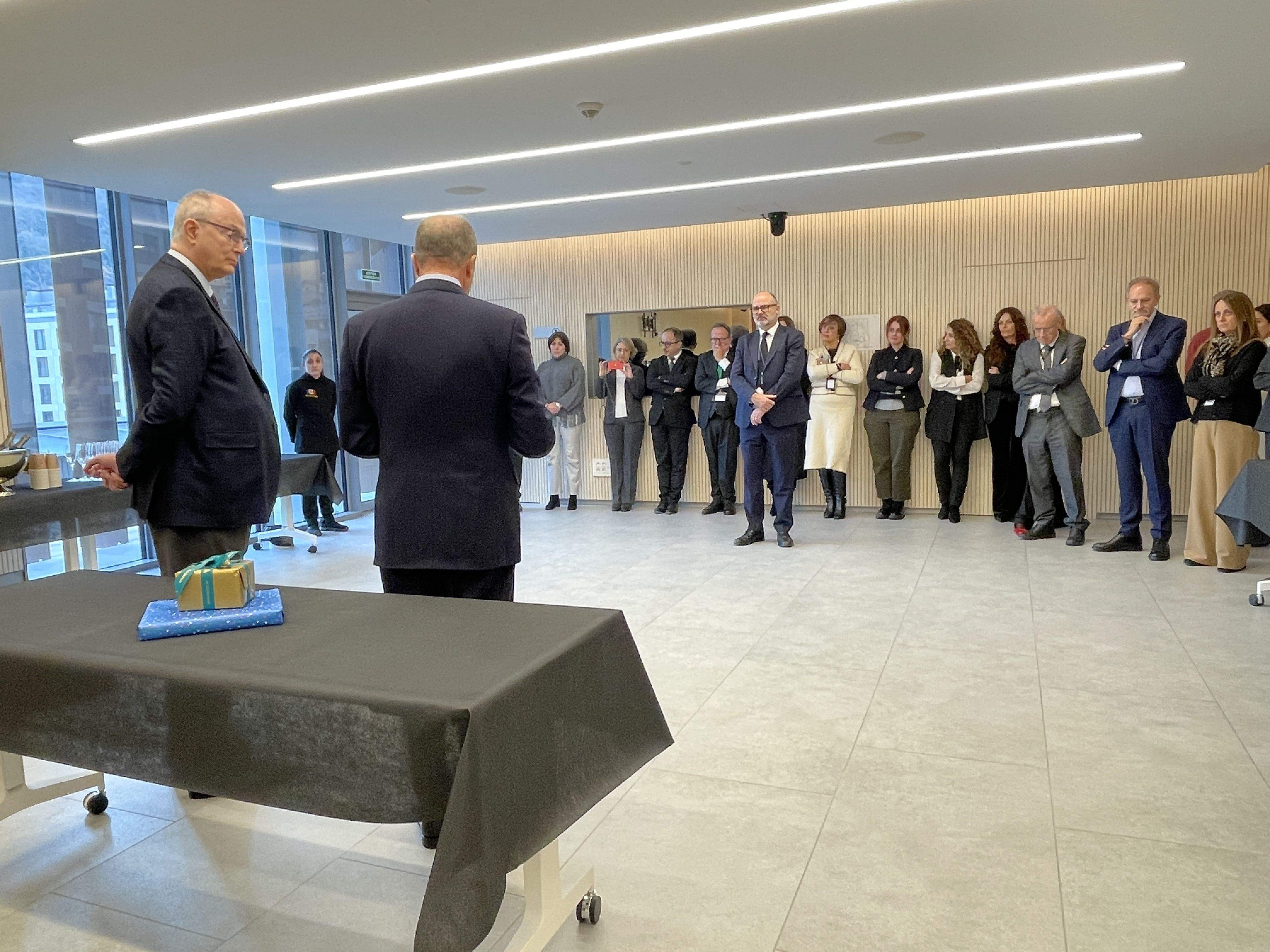 Josep Maria Rossell dirigint unes paraules a Albert Andrés.