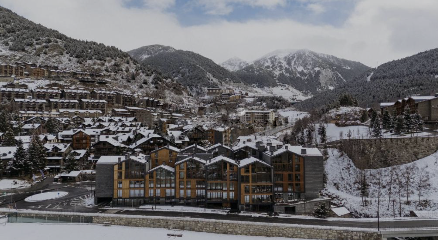 En primer terme una imatge d'arxiu de la promoció en la qual alguns dels ocupants passen fred.