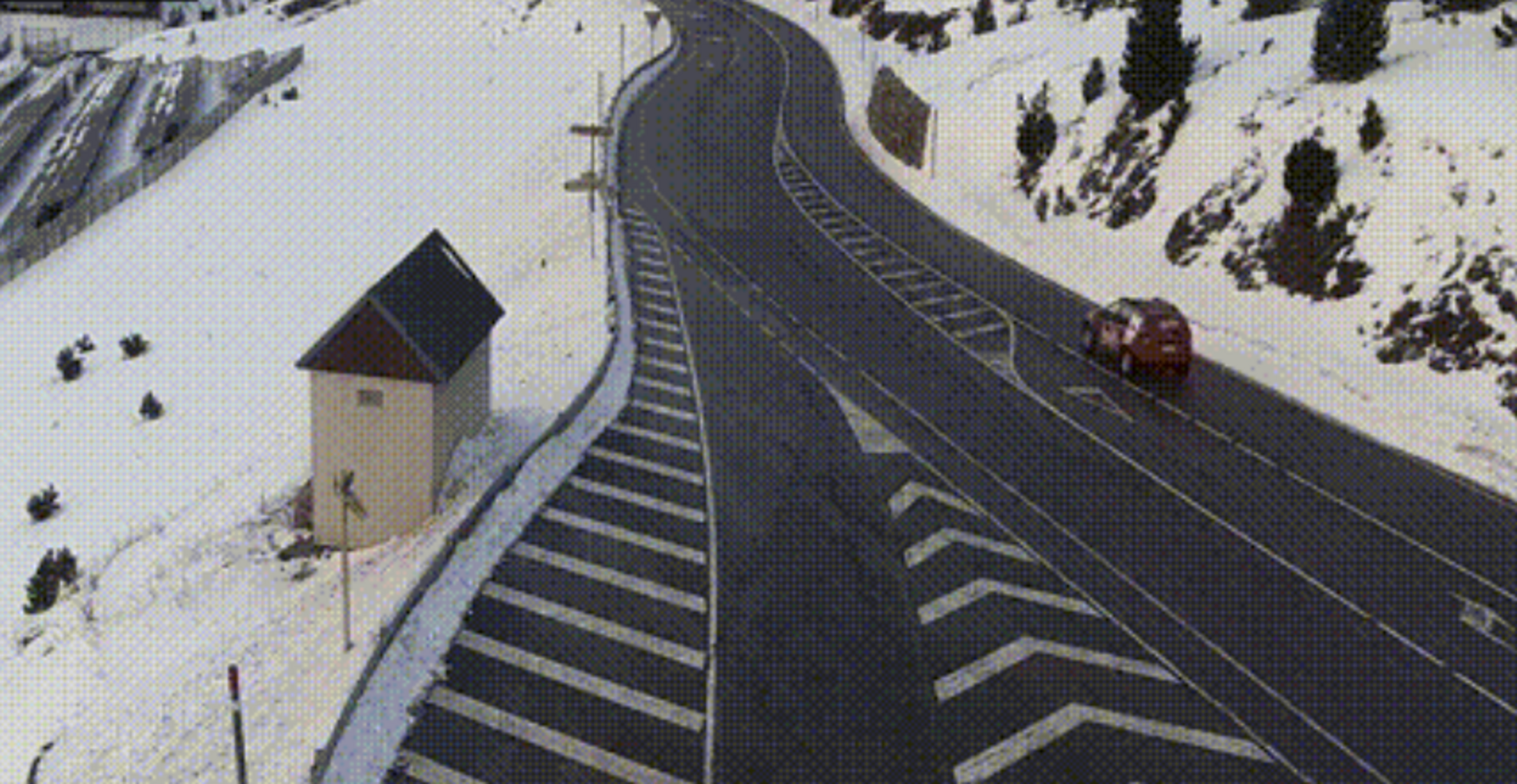 Un vehicle de comandament dels bombers aquesta tarda circulant per la zona d'Envalira.