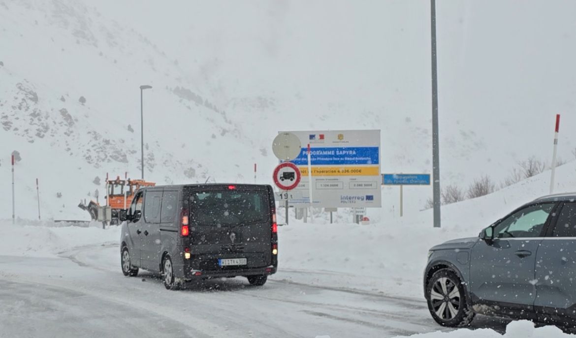 Vehicles dirigint-se cap a l'RN320 des de territori andorrà.