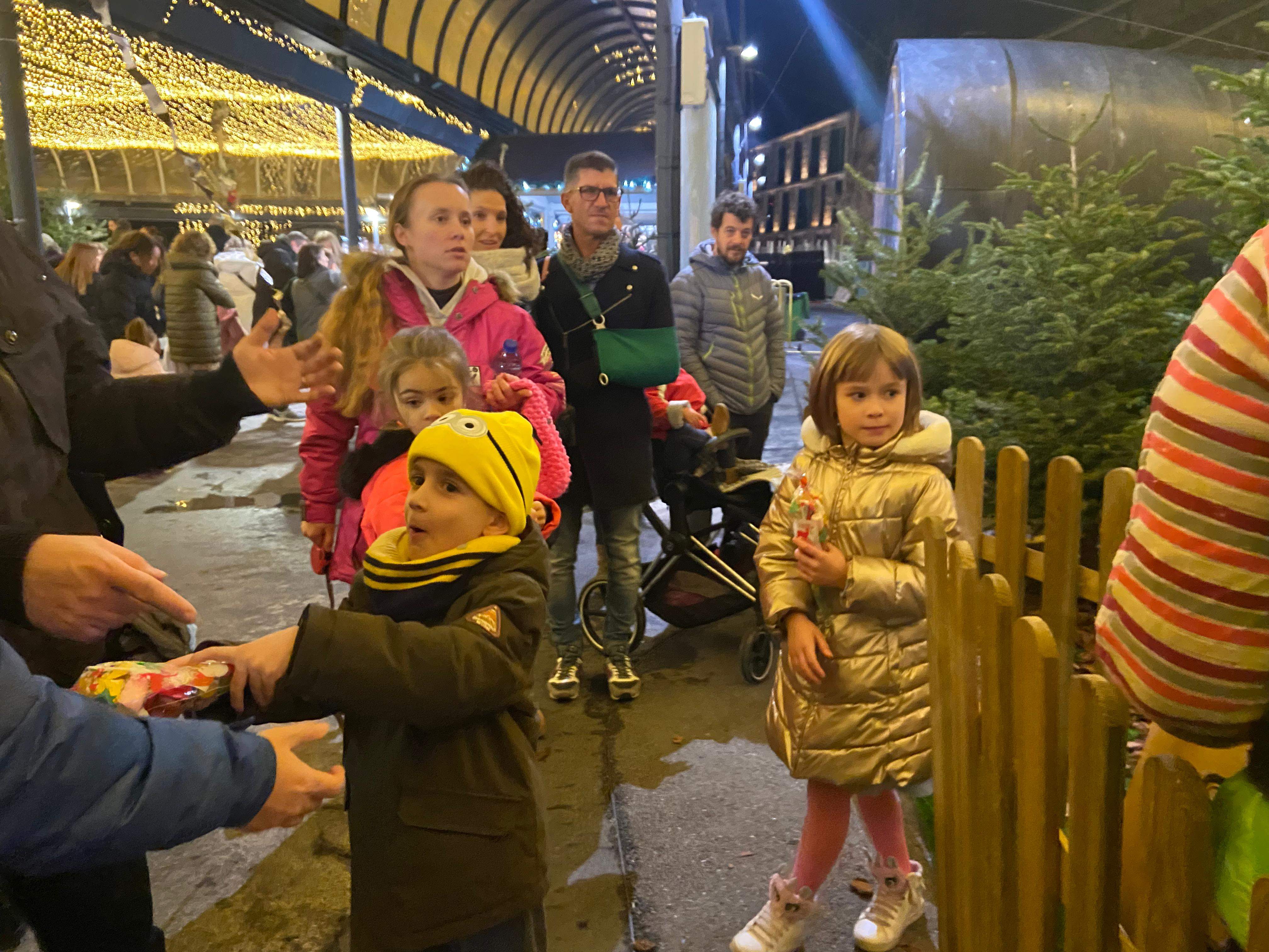 Cares d'il·lusió després d'haver cagat el tió. Cares d'il·lusió després d'haver cagat el tió.