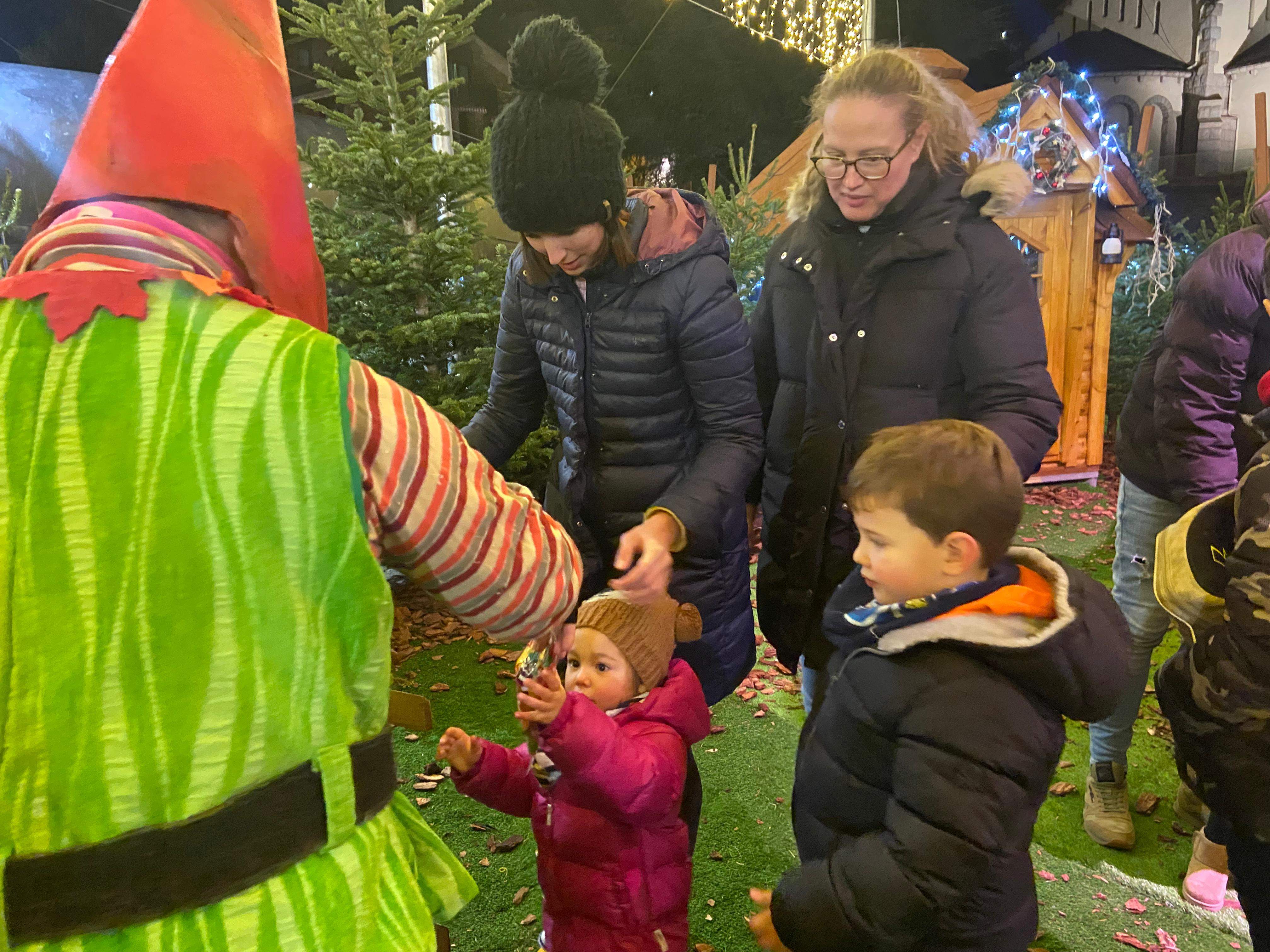 La minairona reparteix bosses de llaminadures de sota el tió. La minairona reparteix bosses de llaminadures de sota el tió.