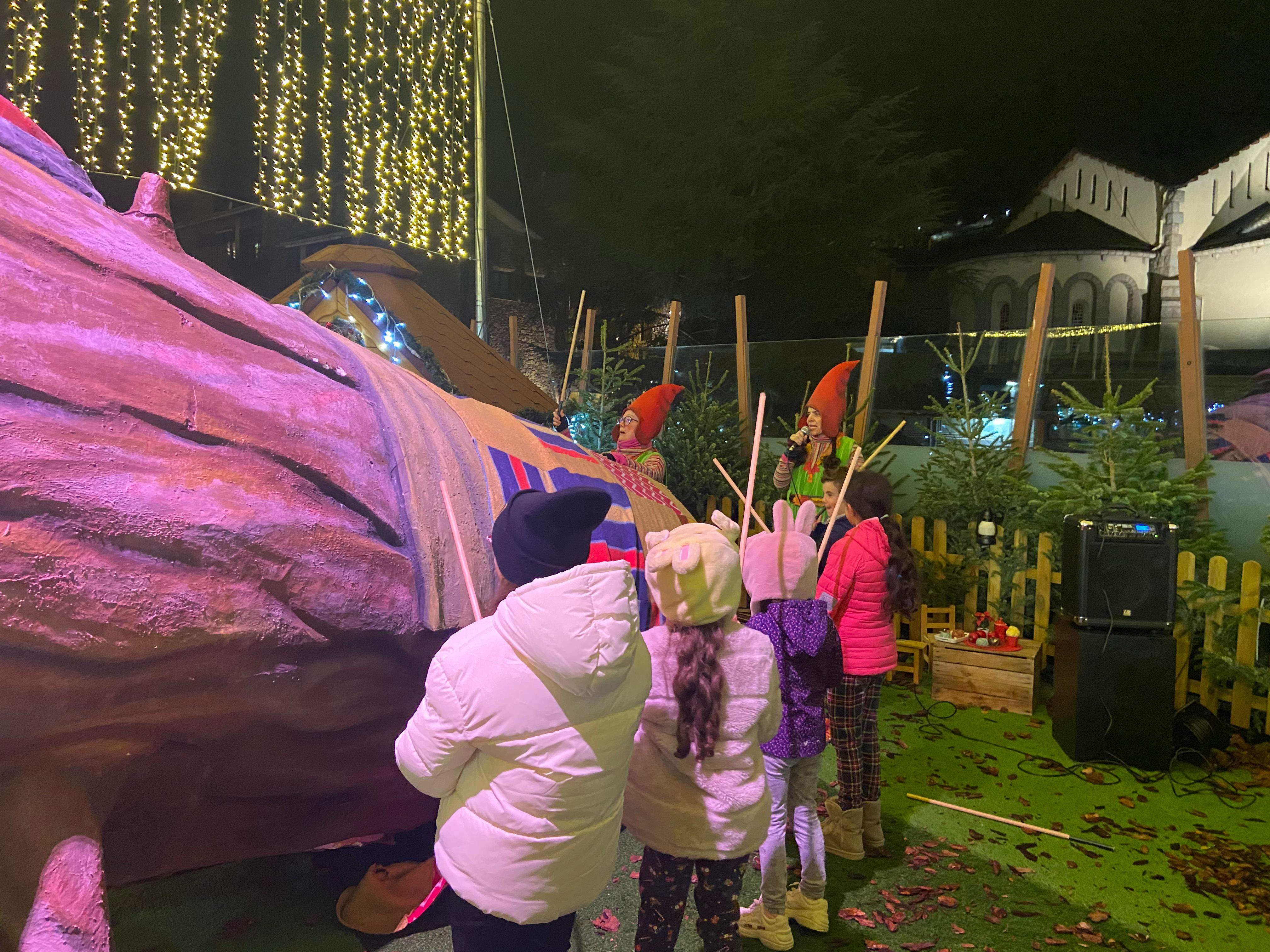 Nens i nenes, amb els bastons esperant el regal. Nens i nenes, amb els bastons esperant el regal.