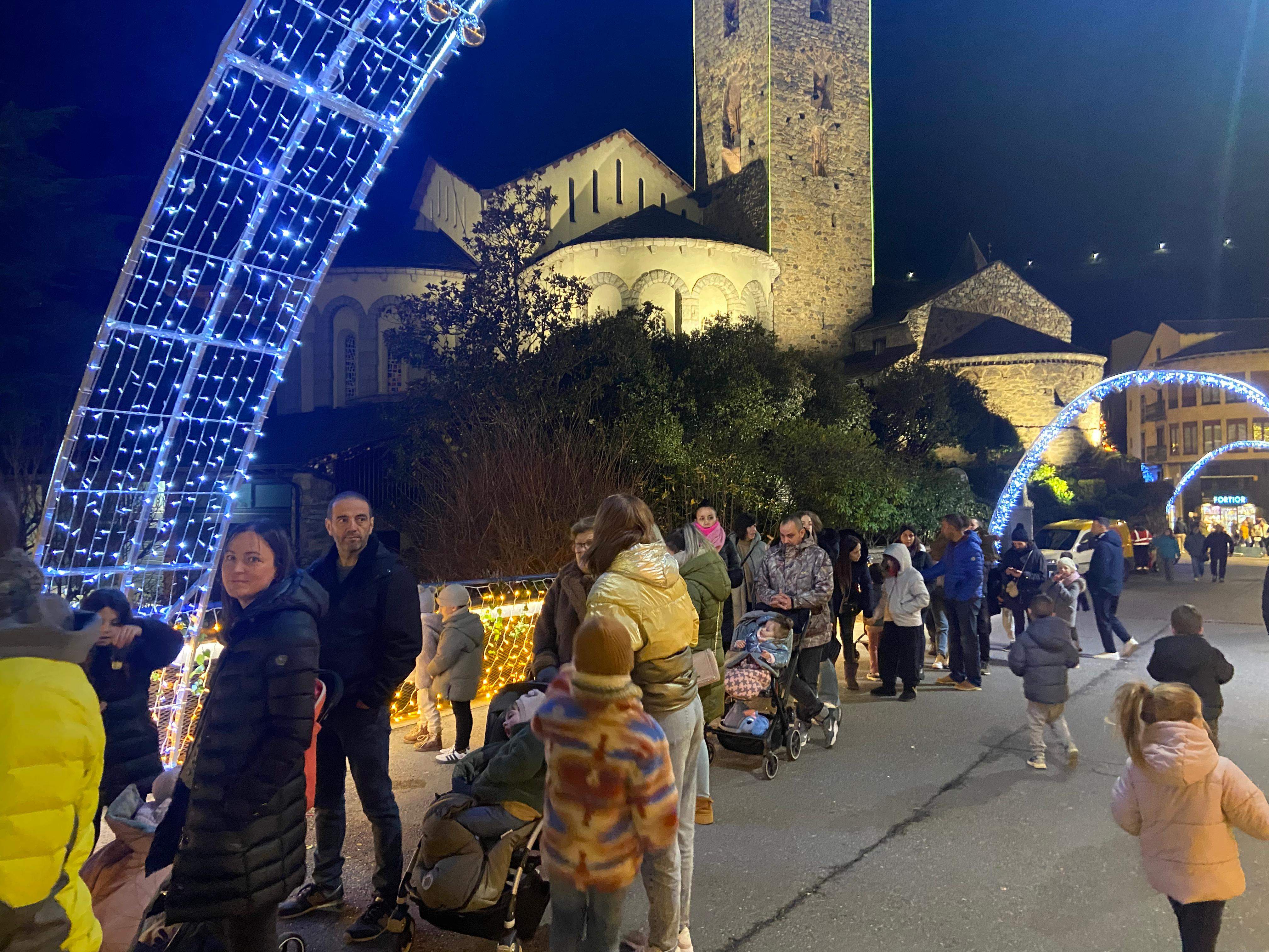 Cua interminable per fer cagar el tió a la plaça del Poble. Cua interminable per fer cagar el tió a la plaça del Poble.