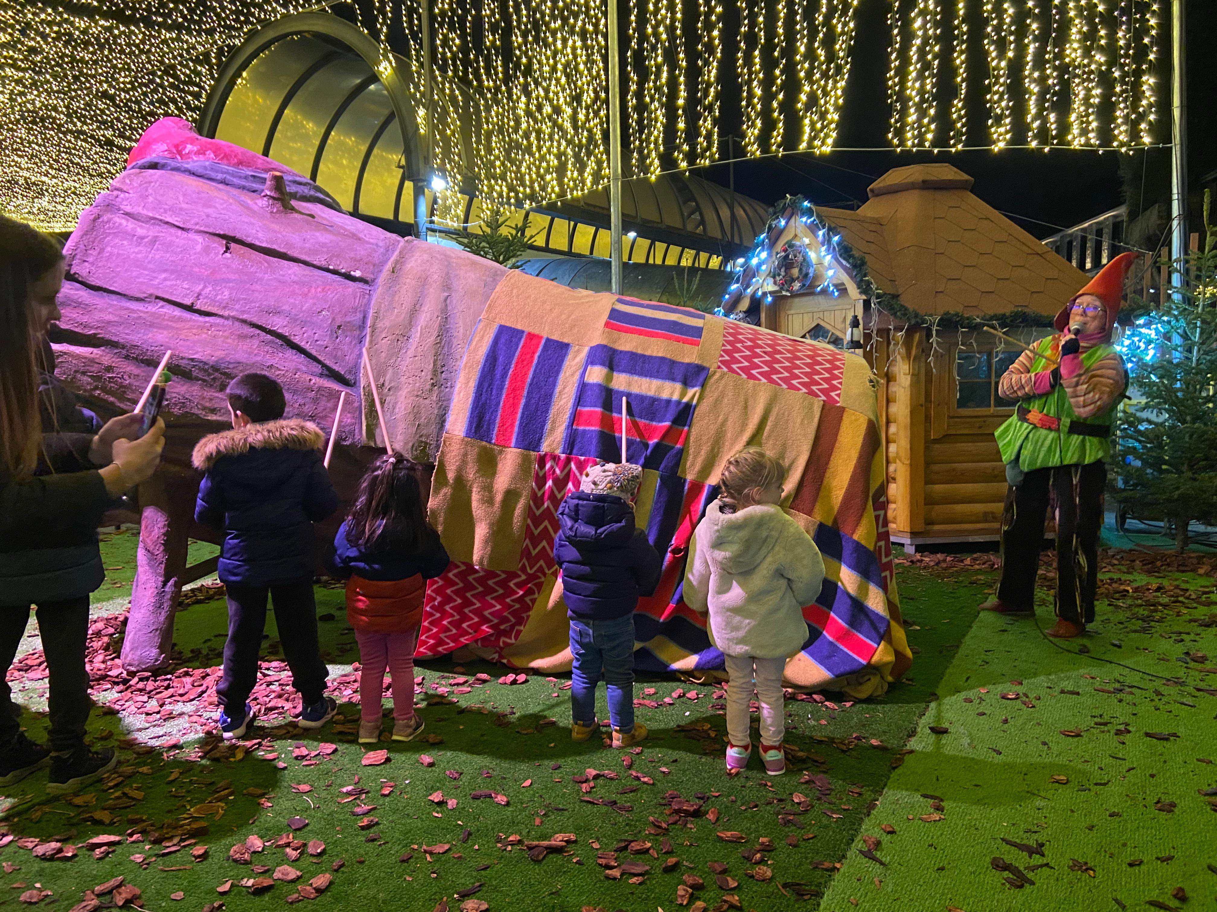 Els més petits, cantant la cançó amb l'ajuda dels follets. Els més petits, cantant la cançó amb l'ajuda dels follets.