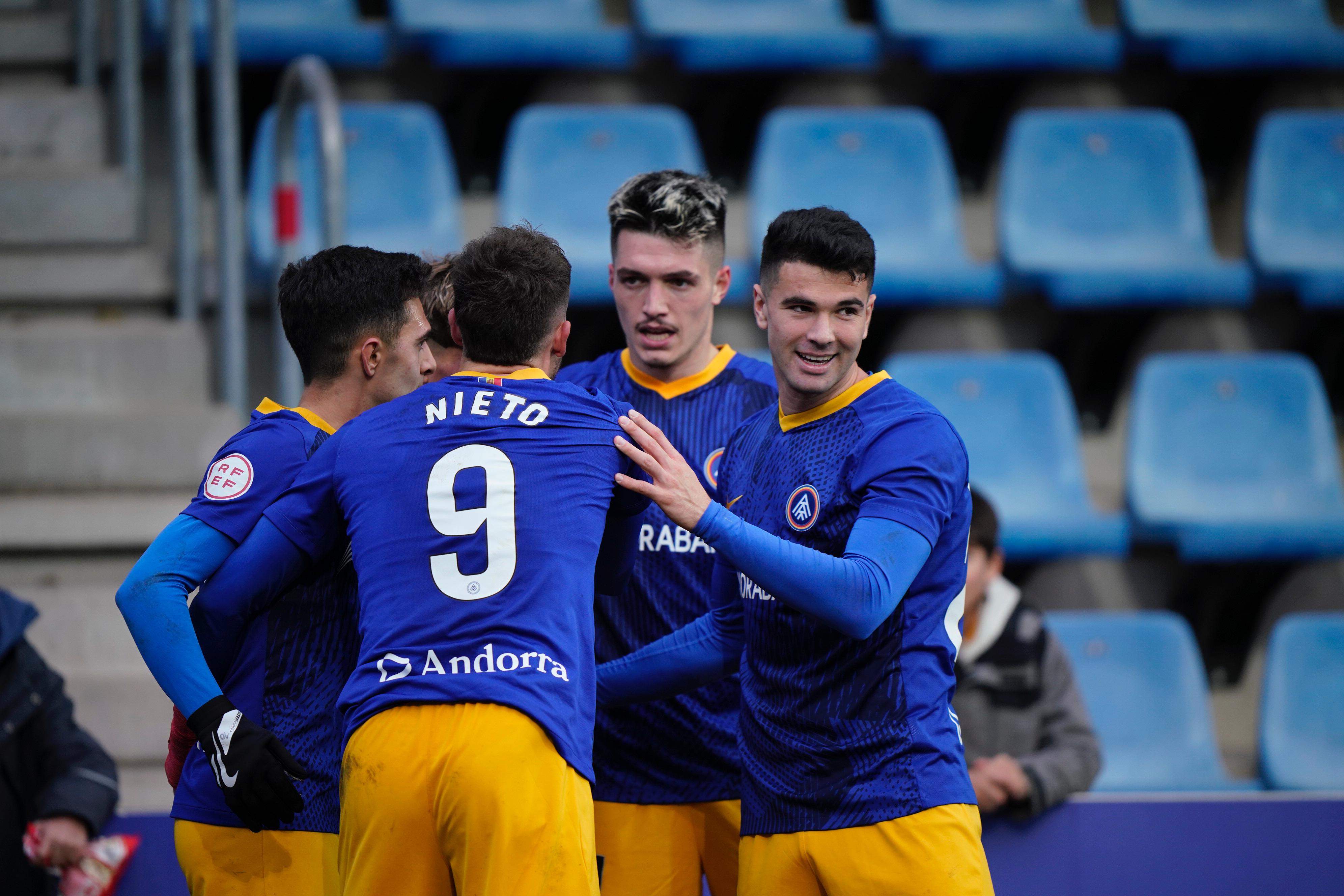 Els tricolors, celebrant el segon gol de Cerdà.