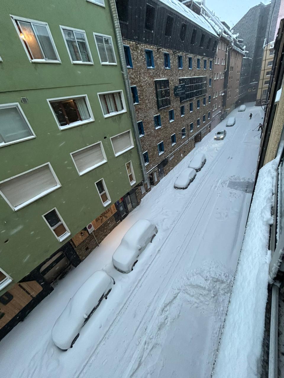Un carrer del centre del Pas de la Casa. Un carrer del centre del Pas de la Casa.