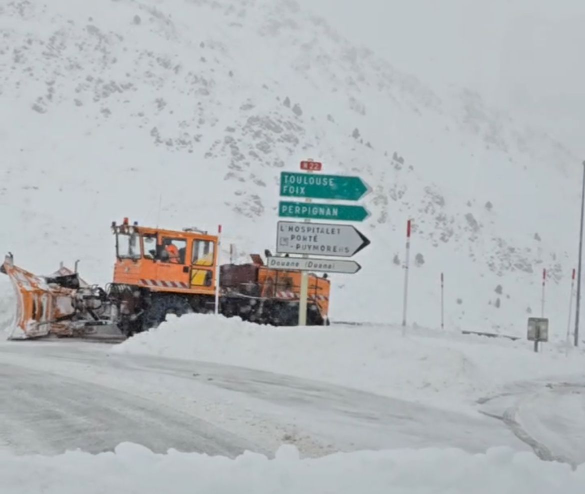Una màquina llevaneus treballant a la zona fronterera.