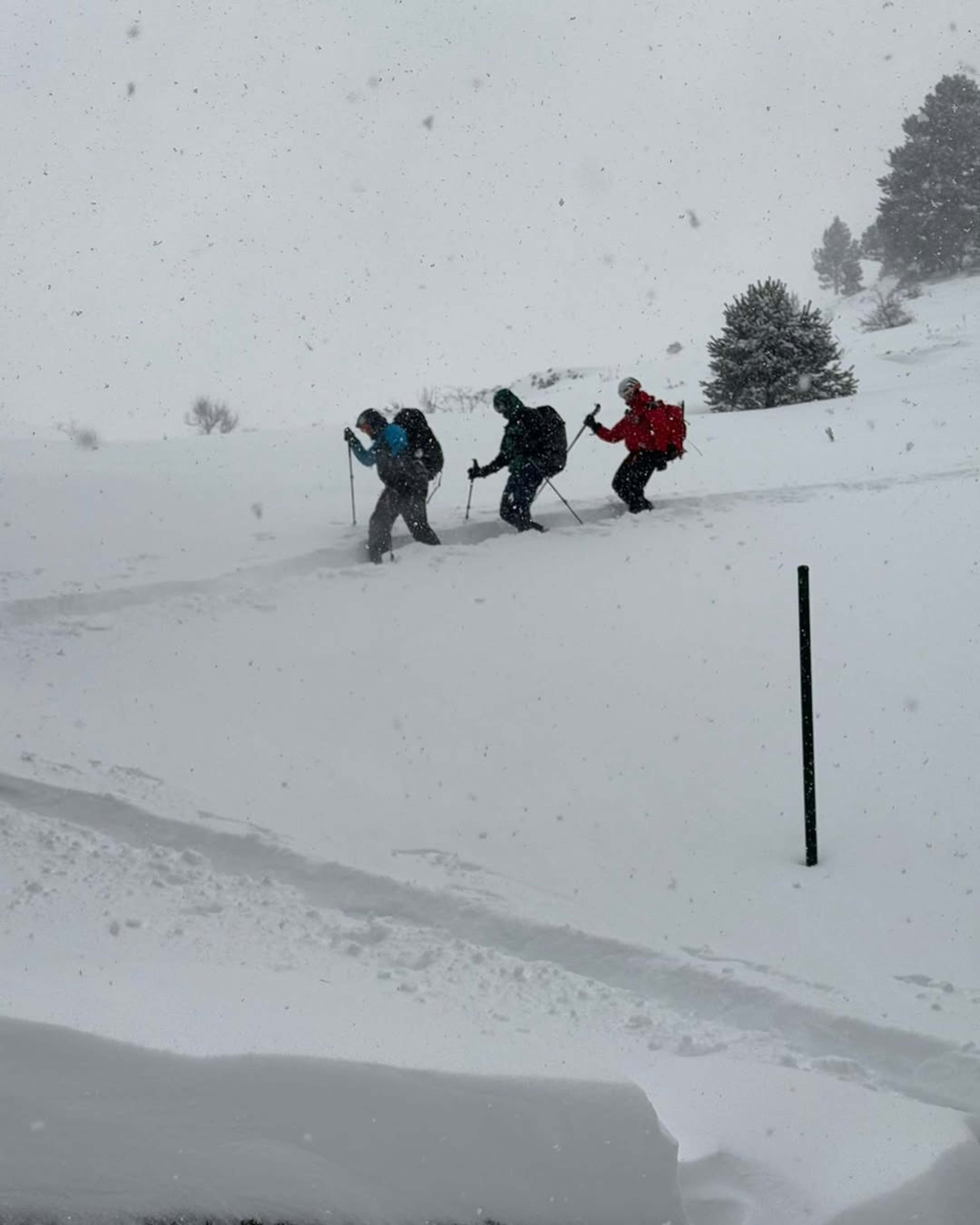 DOS DELS JOVES BLOQUEJATS AMB UN DELS EFECTIUS DE BOMBERS.