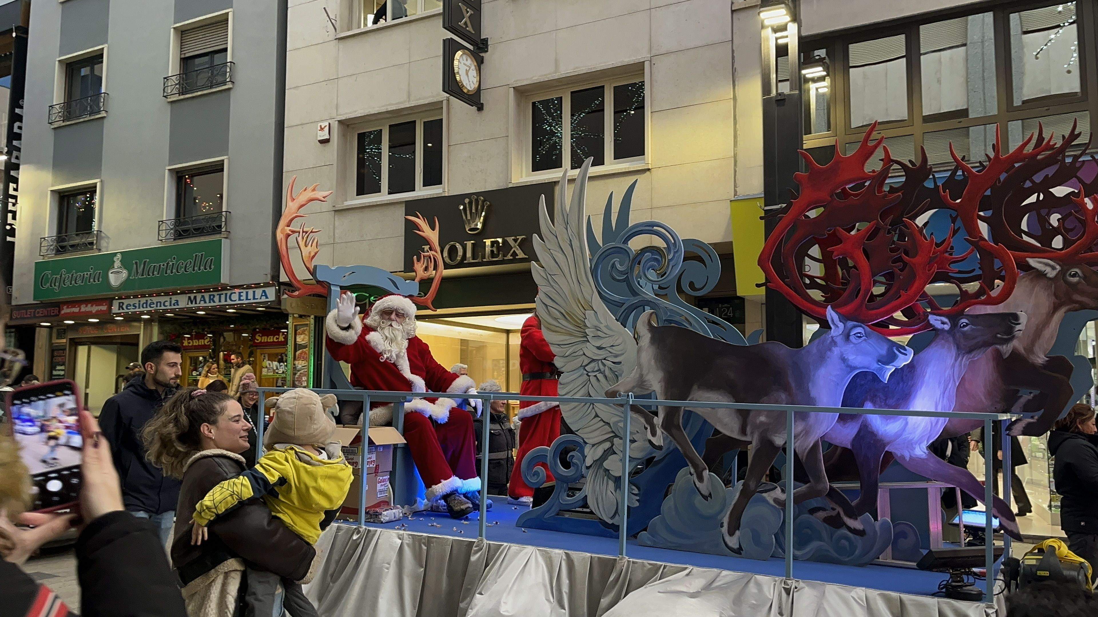 Arribada del Pare Noel a la parròquia. La portaveu del Sindicat, Rebeca Bonache.