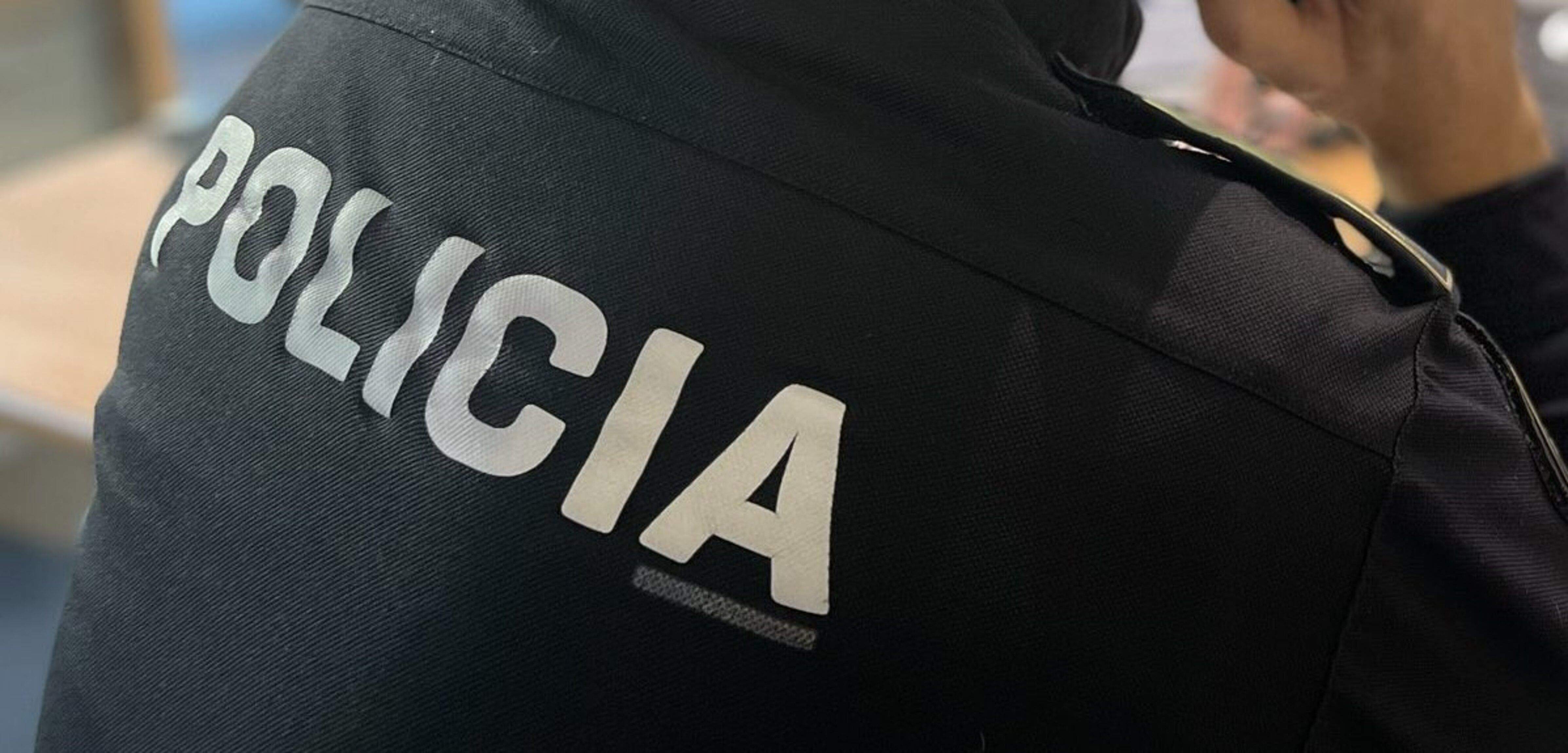 Un agent de policia en plena feina.