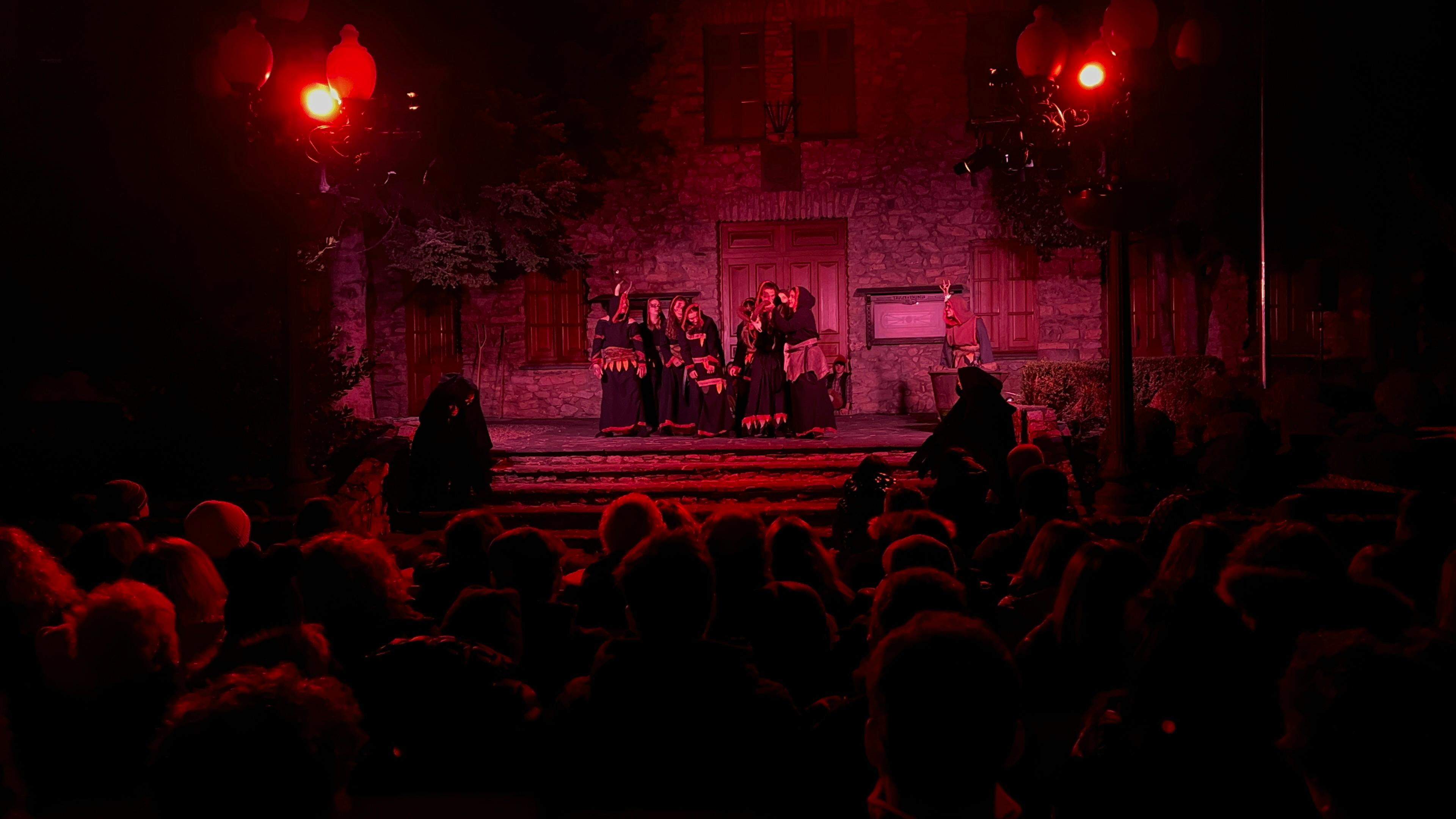 L'entrada de Casa Comuna de Sant Julià ha estat l'escenari de bona part de la representació. L'entrada de Casa Comuna de Sant Julià ha estat l'escenari de bona part de la representació.