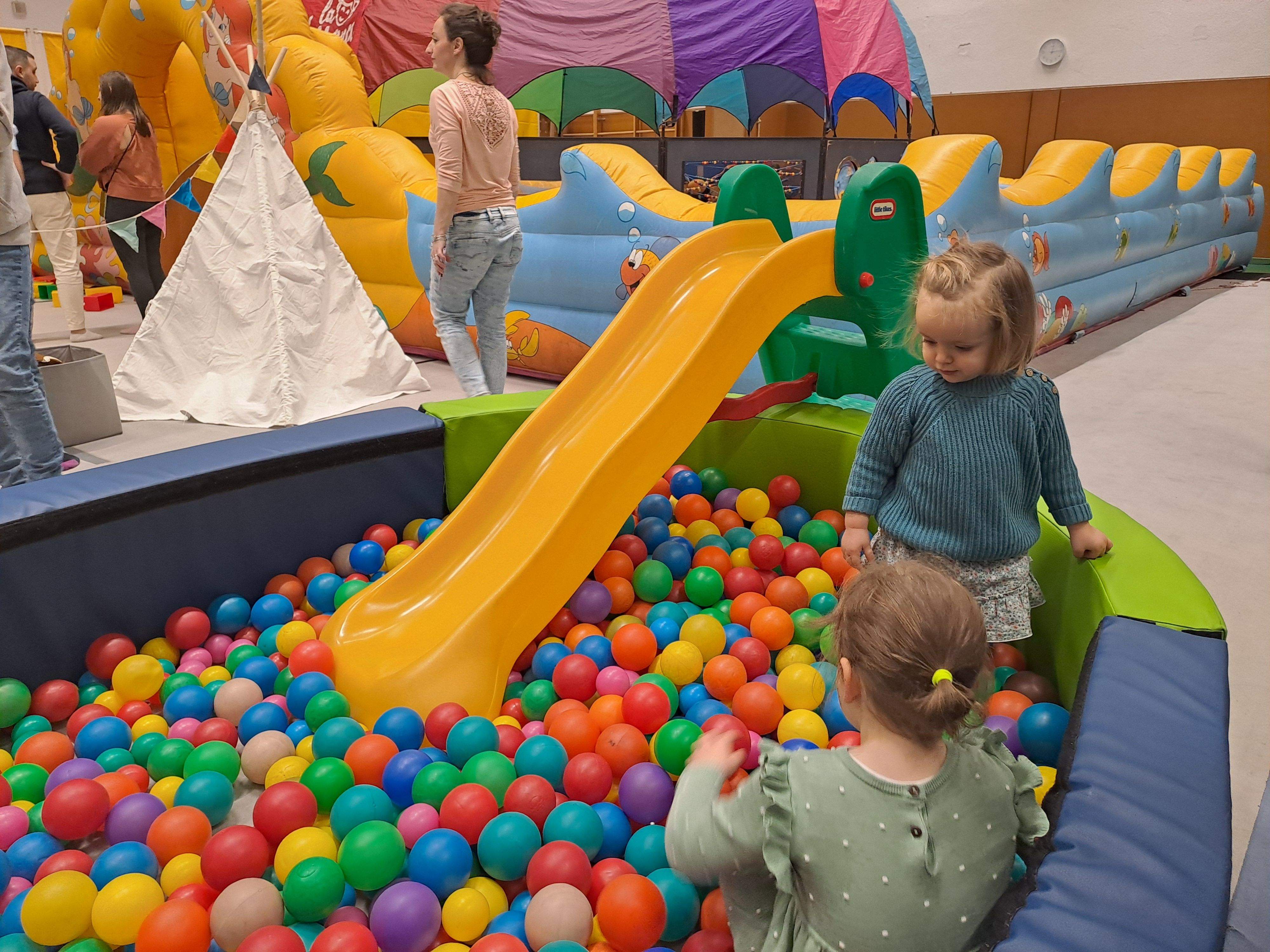 Petits a una piscina de boles.