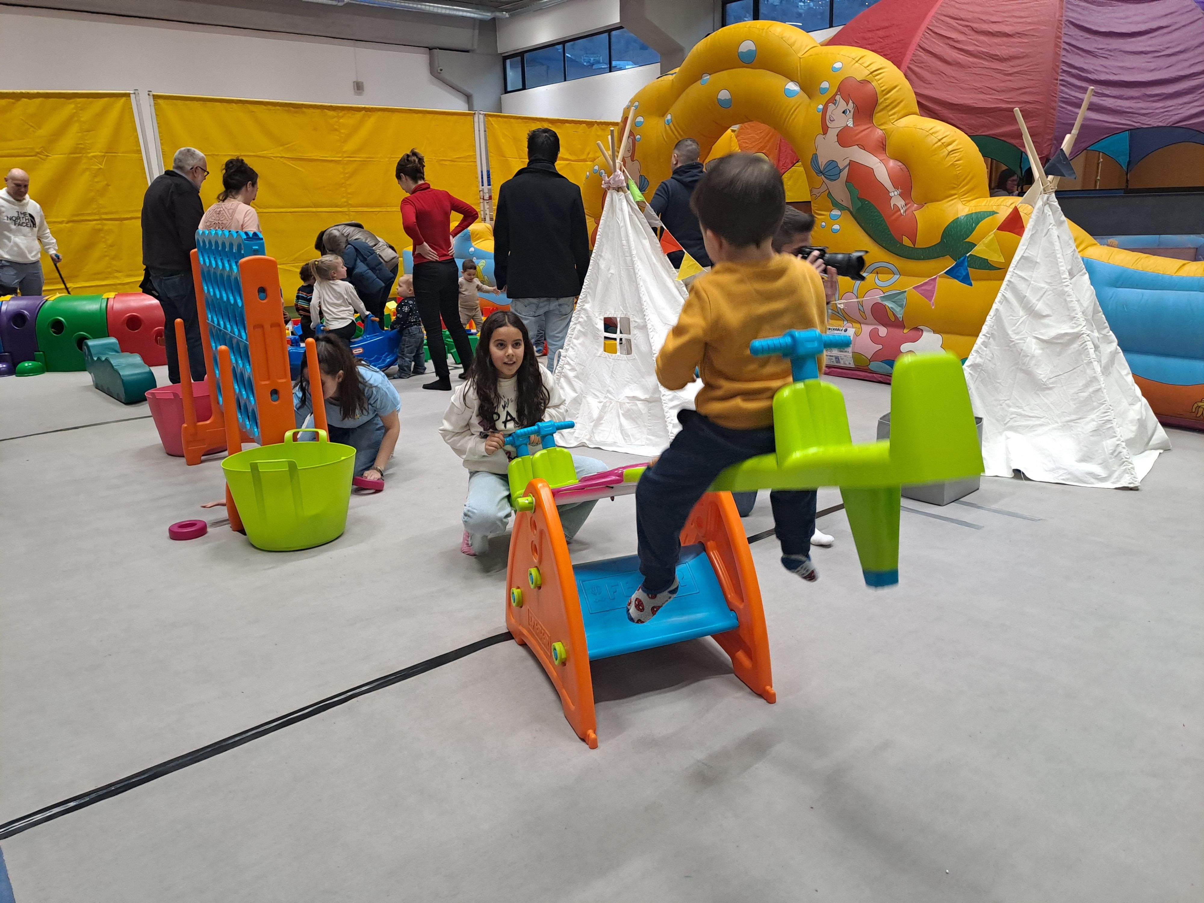 Dos infants en un trampolí.