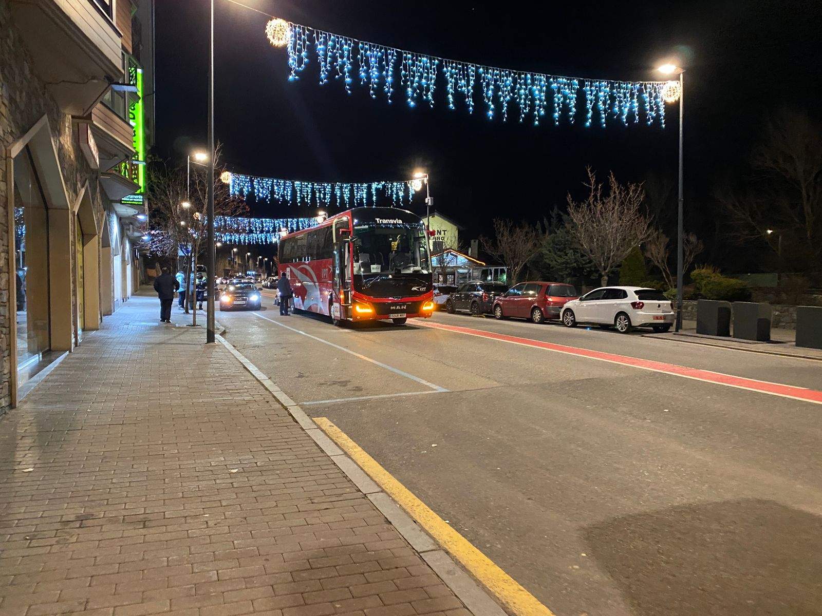 L'autocar avariat encara al bell mig de la carretera.