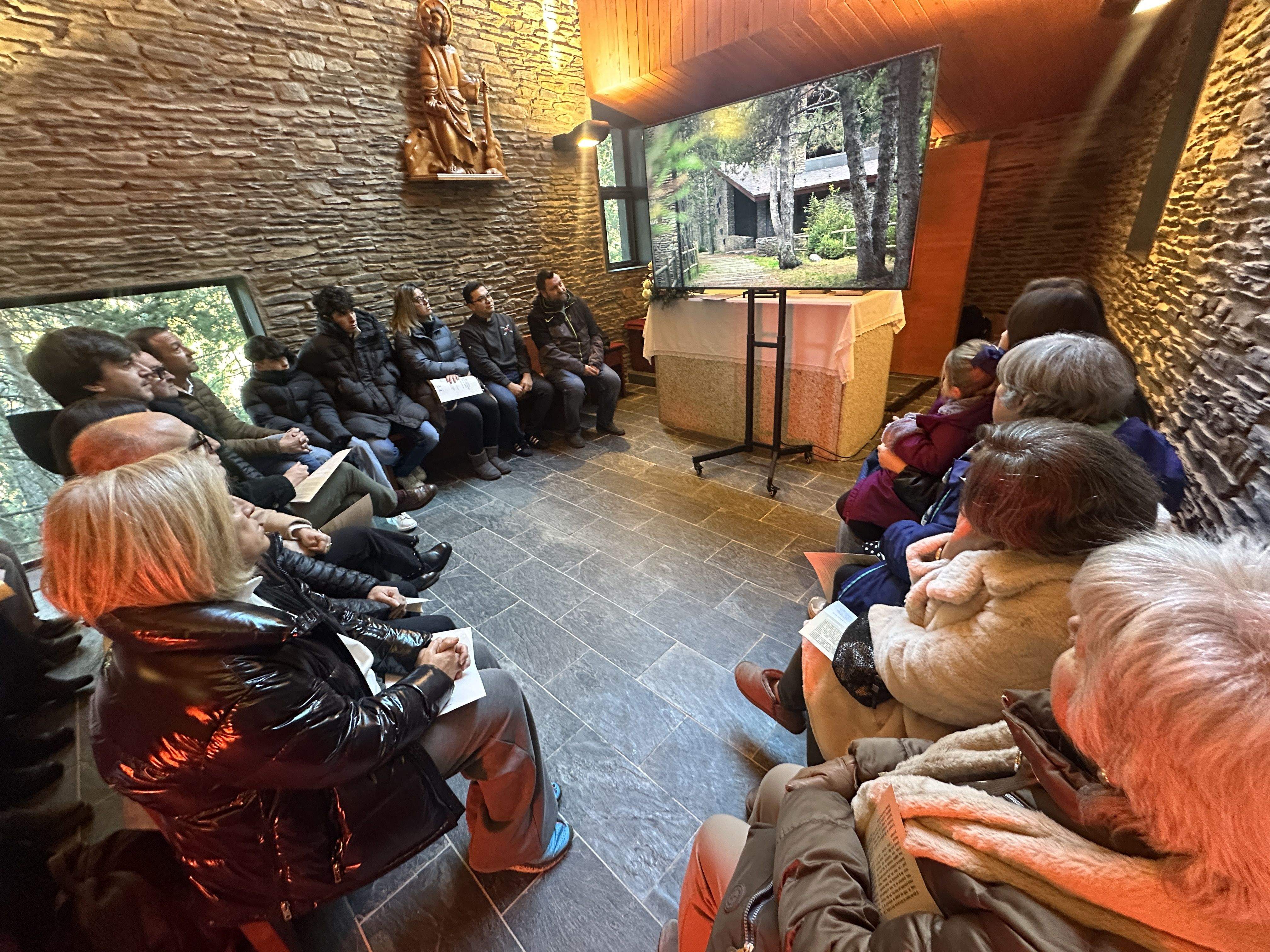 Els assistents, seguint el documental sobre la construcció del temple.