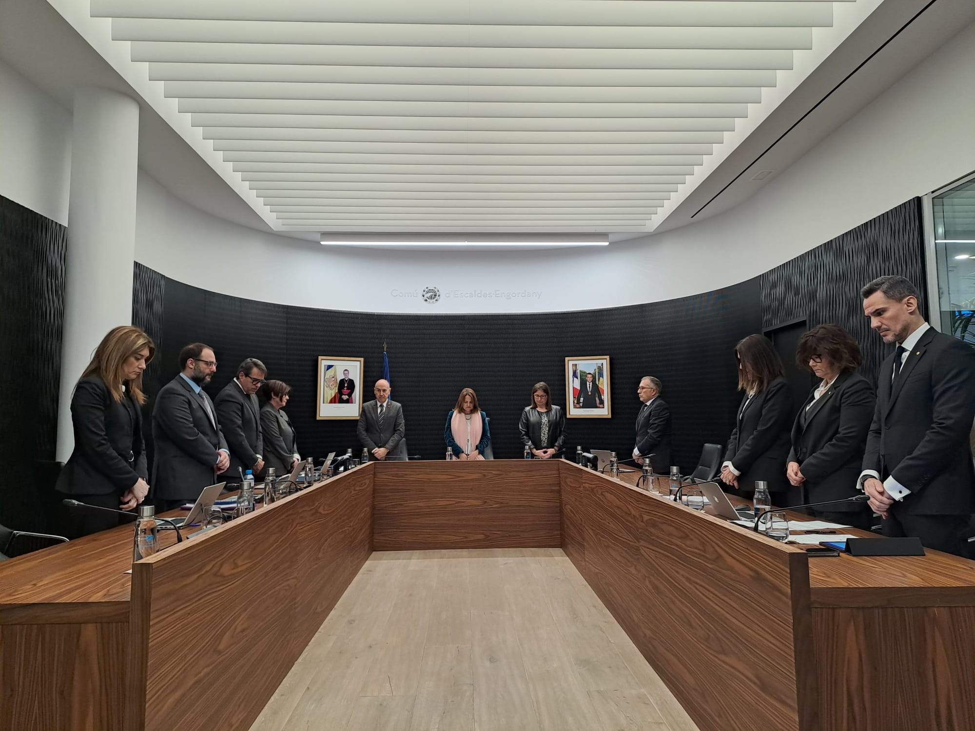 La sessió ha començat amb un minut de silenci per Pere Moles Aristot.