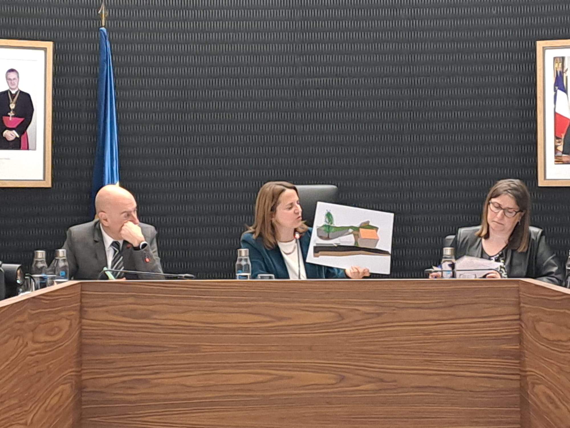 Gili ensenya un render de com seran els entorns de la borda Gabriel.