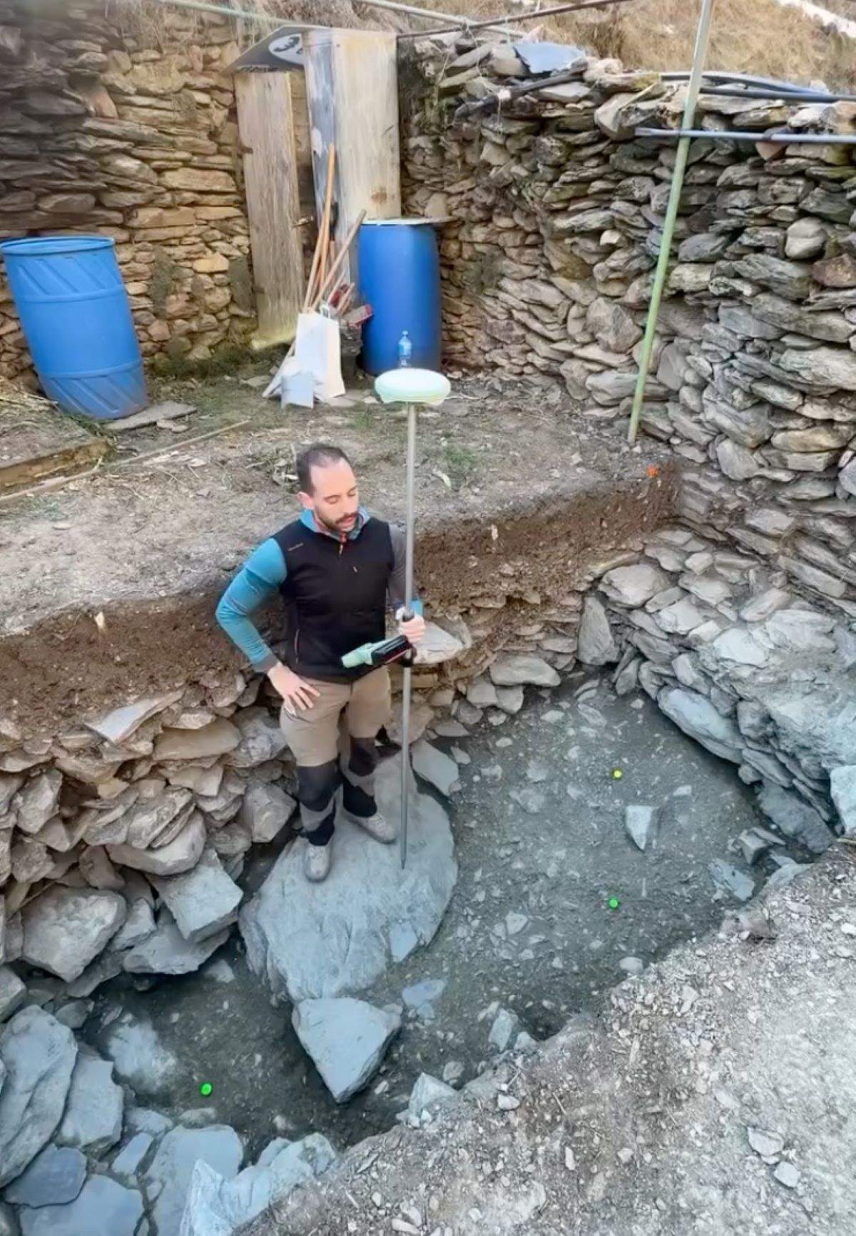 Gerard Remolins, arqueòleg de Regirarocs, analitzant el terreny excavat.