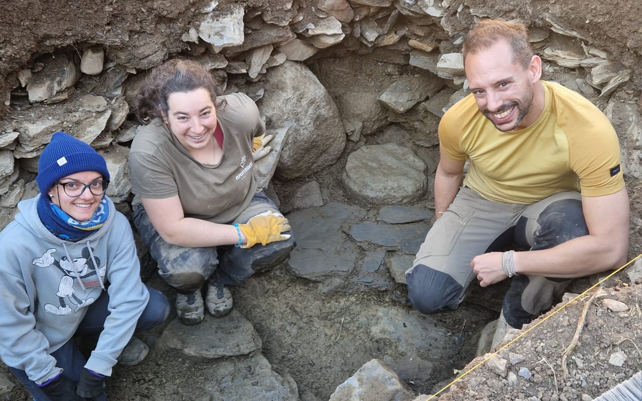 Els dos codirectors de l'excavació, treballant amb una altra integrant de Regirarocs. Els dos codirectors de l'excavació, treballant amb una altra integrant de Regirarocs.