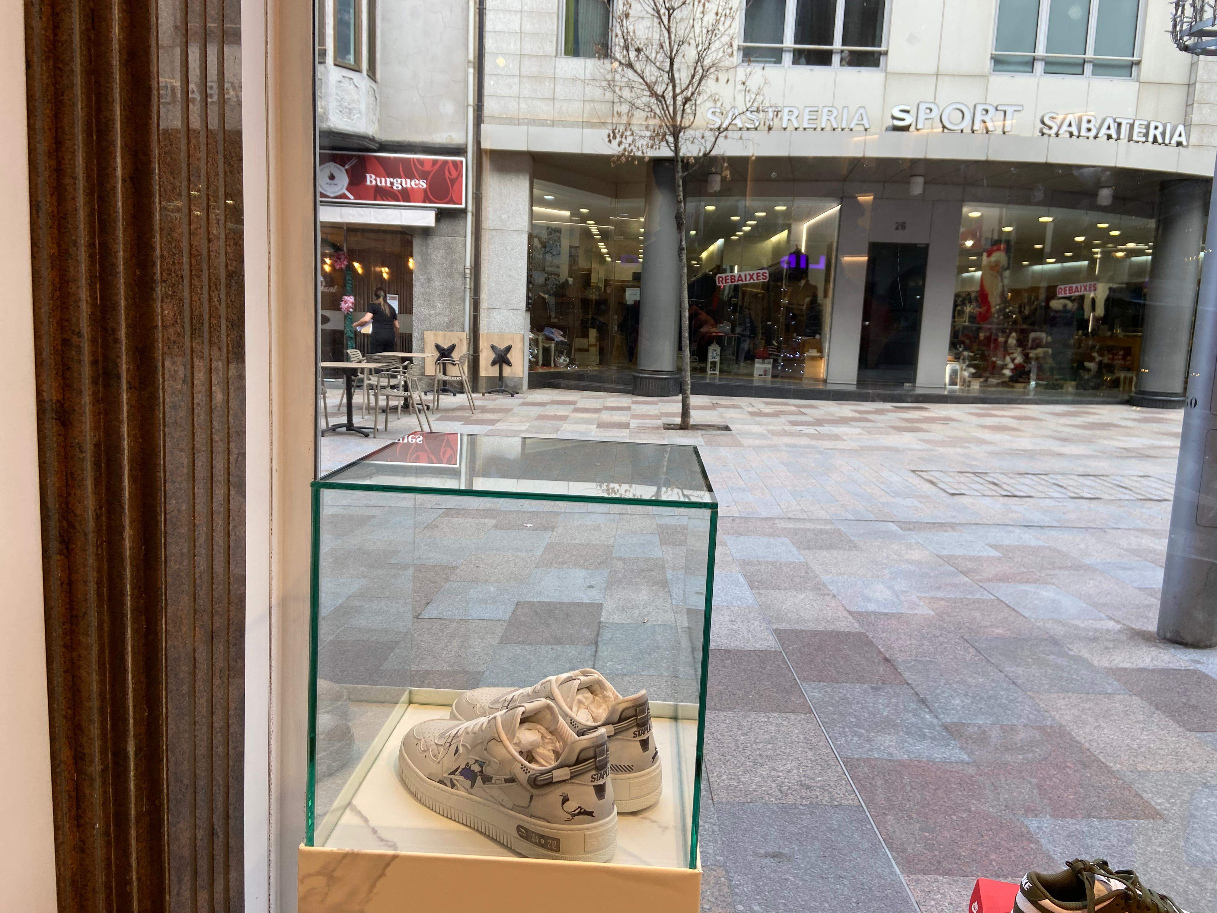 Aquesta és la vitrina damunt la qual estaven exposades les sabates signades per YoSoyPlex. Aquesta és la vitrina damunt la qual estaven exposades les sabates signades per YoSoyPlex.