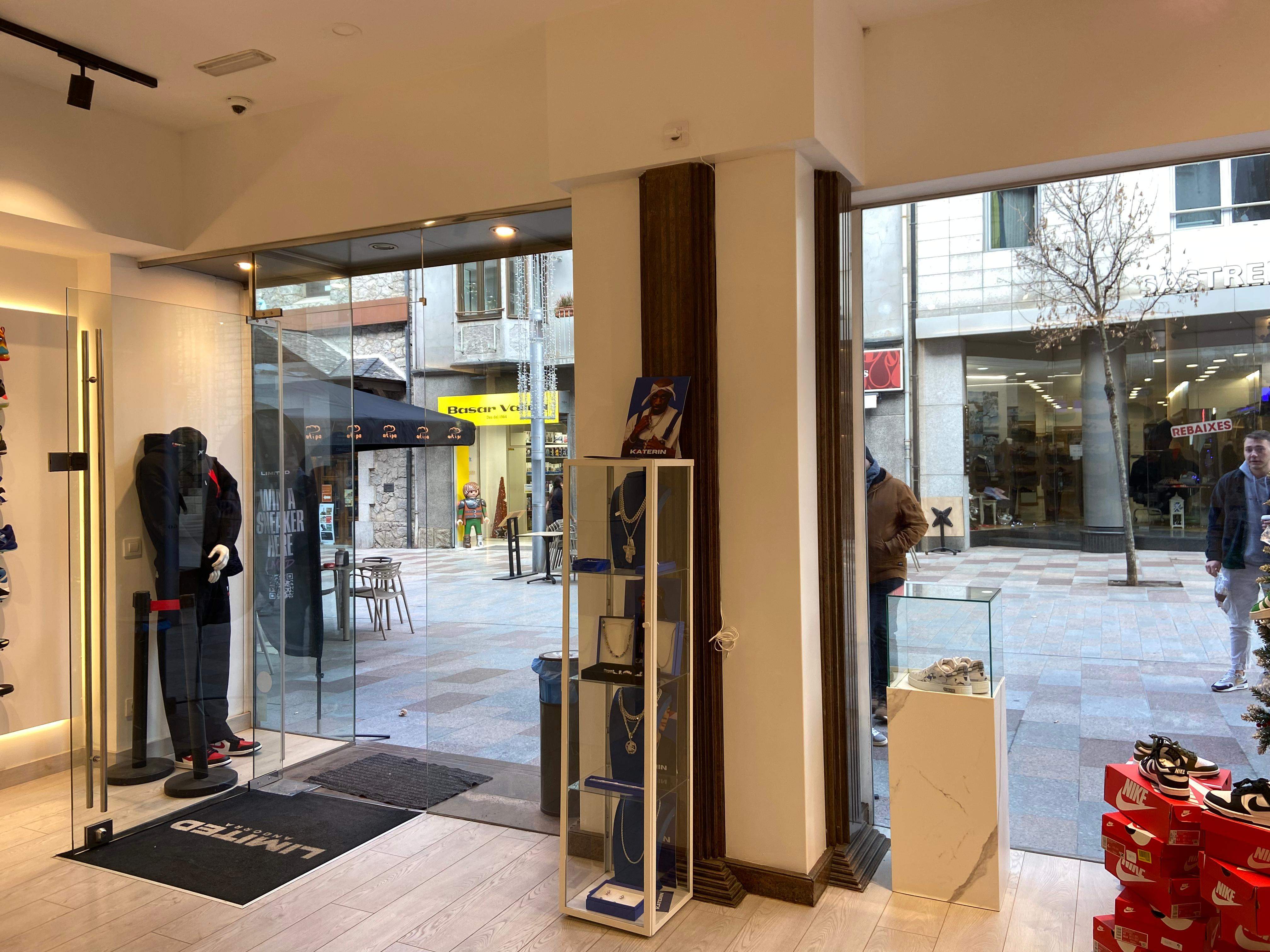 Les vambes van ser sostretes de la vitrina que es troba a l'esquerra de l'entrada. Les vambes van ser sostretes de la vitrina que es troba a l'esquerra de l'entrada.