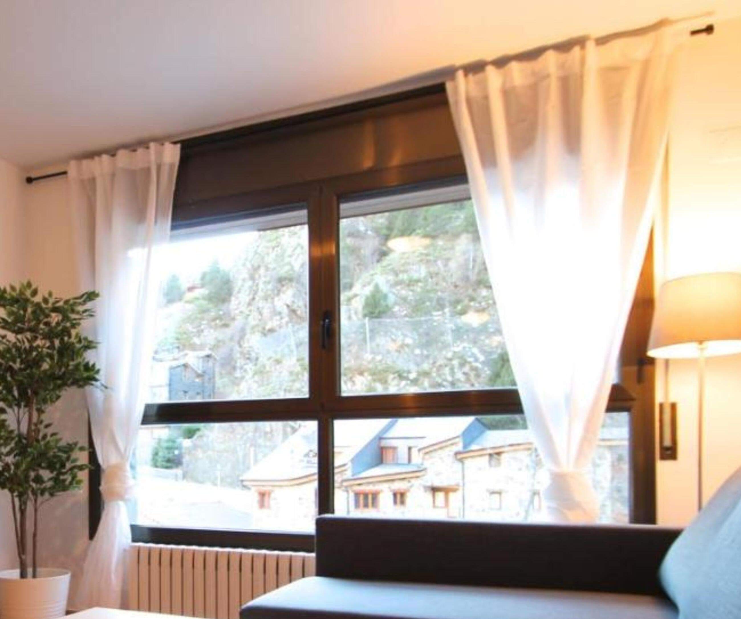 Vista de Ransol des de l'interior d'un apartament a l'edifici Pont de Toneta.