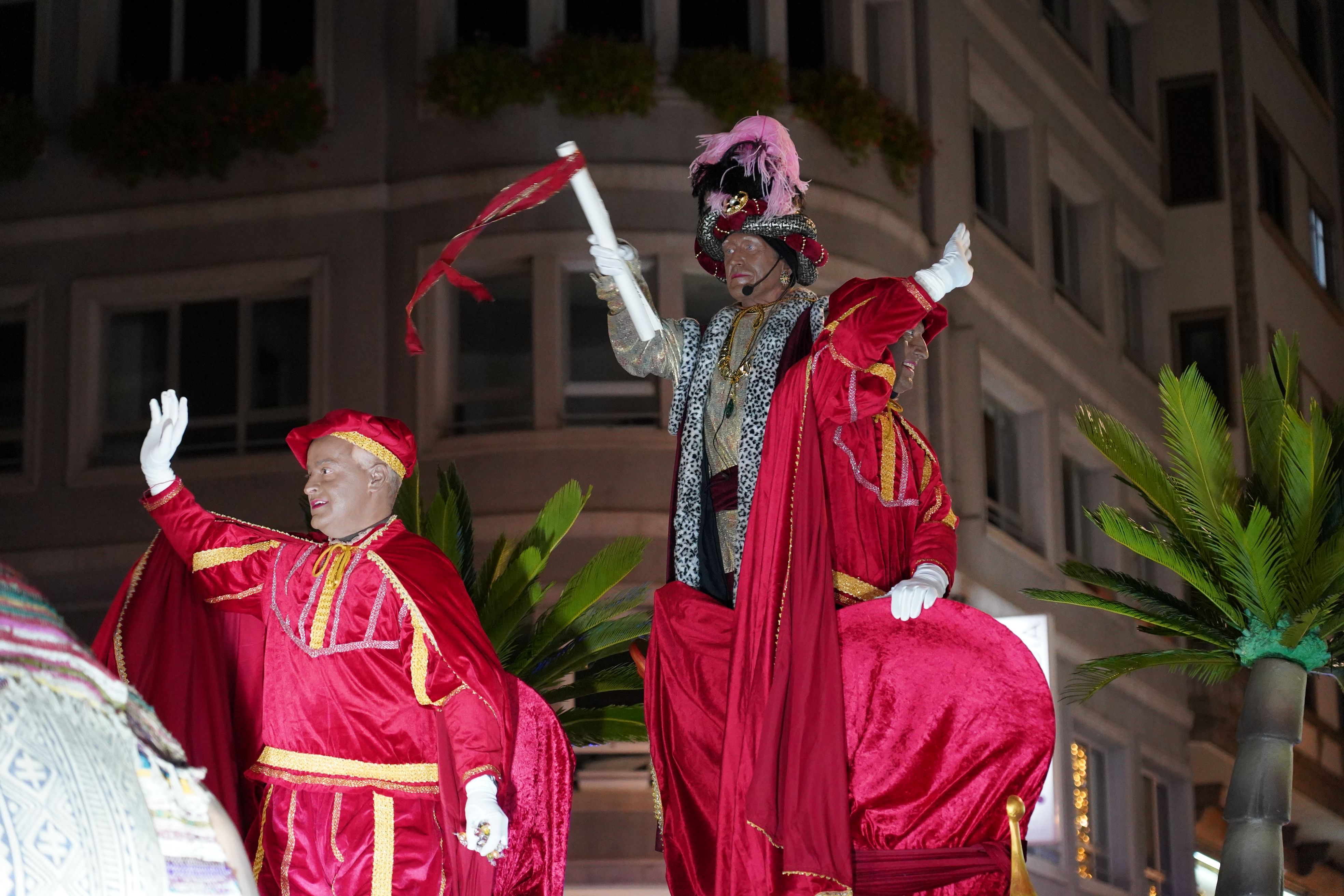 El Patge Reial saludant a grans i petits.