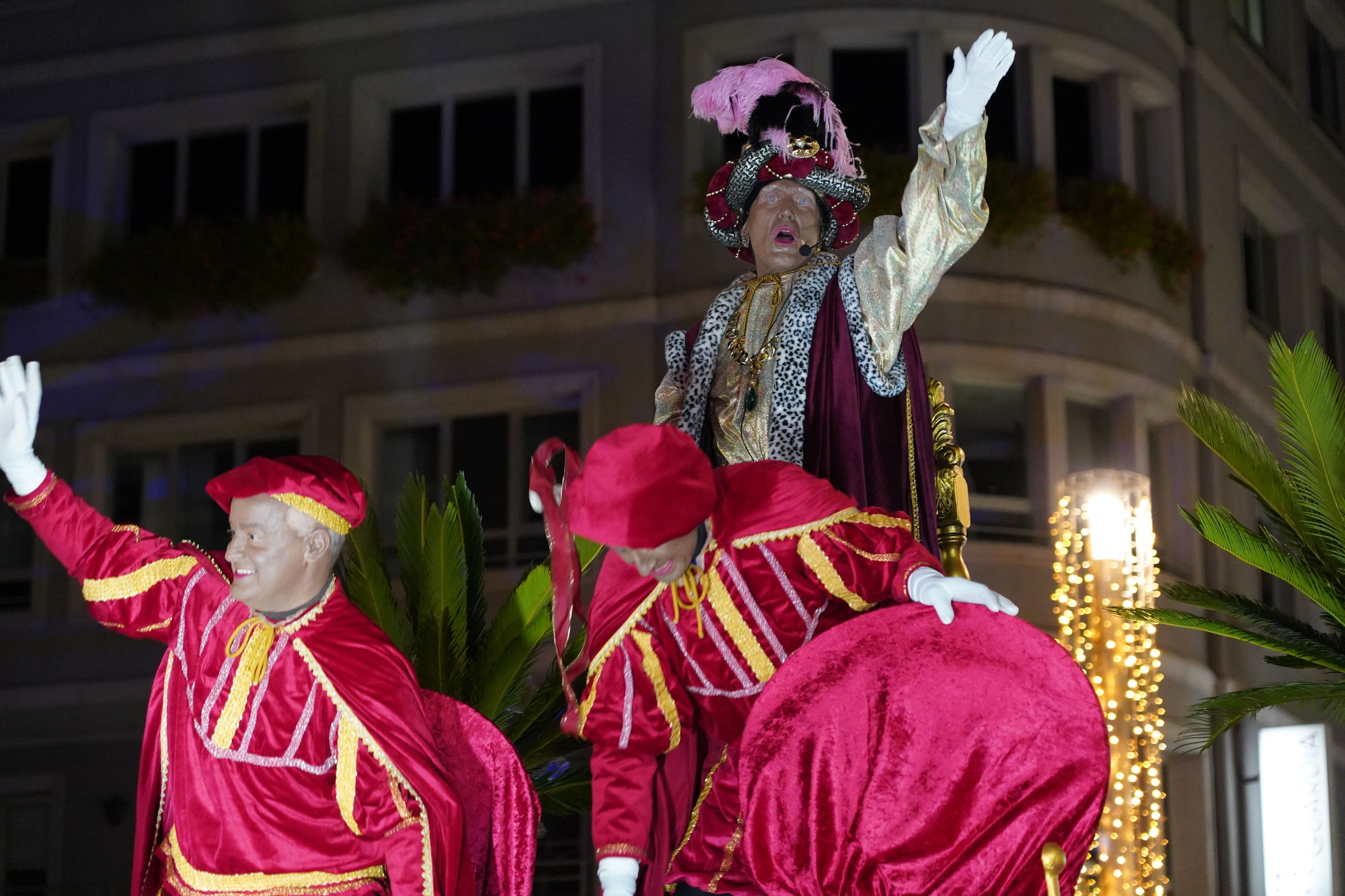 El Patge Reial saludant a grans i petits.