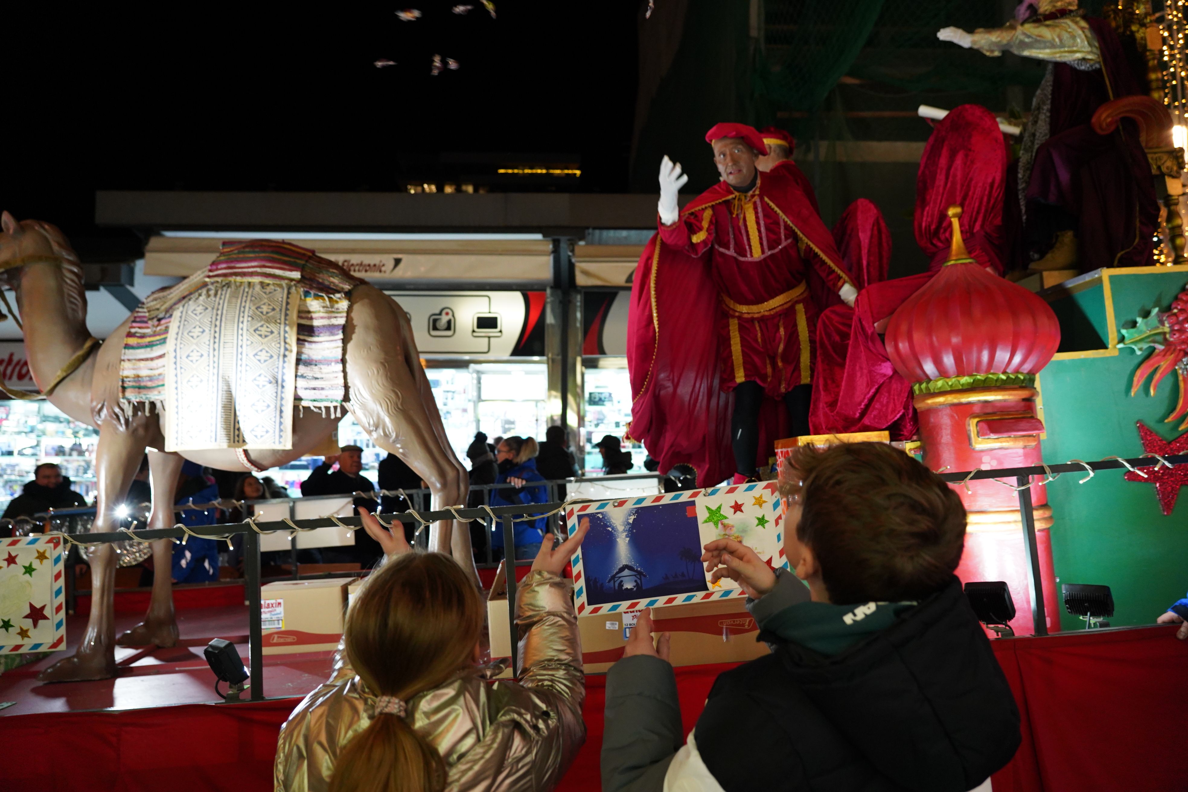 Dos infants esperen rebre caramels.