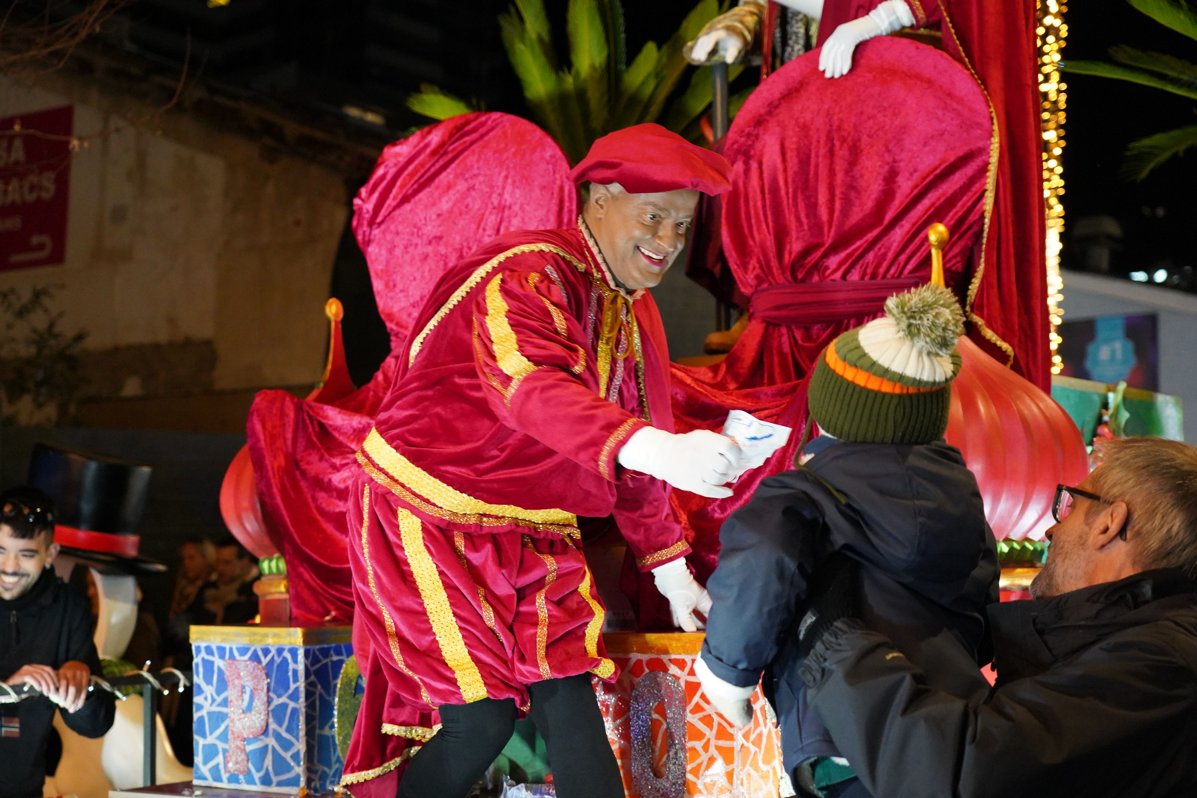 Un infant en el moment d'entregar la seva carta.