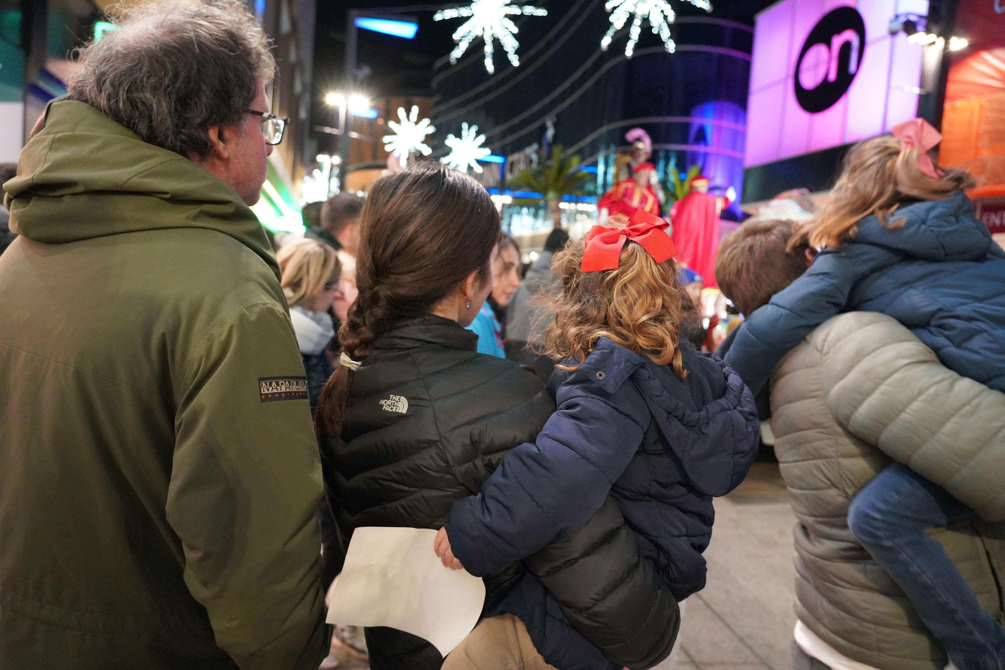 Una nena espera el Patge amb una carta a la mà.