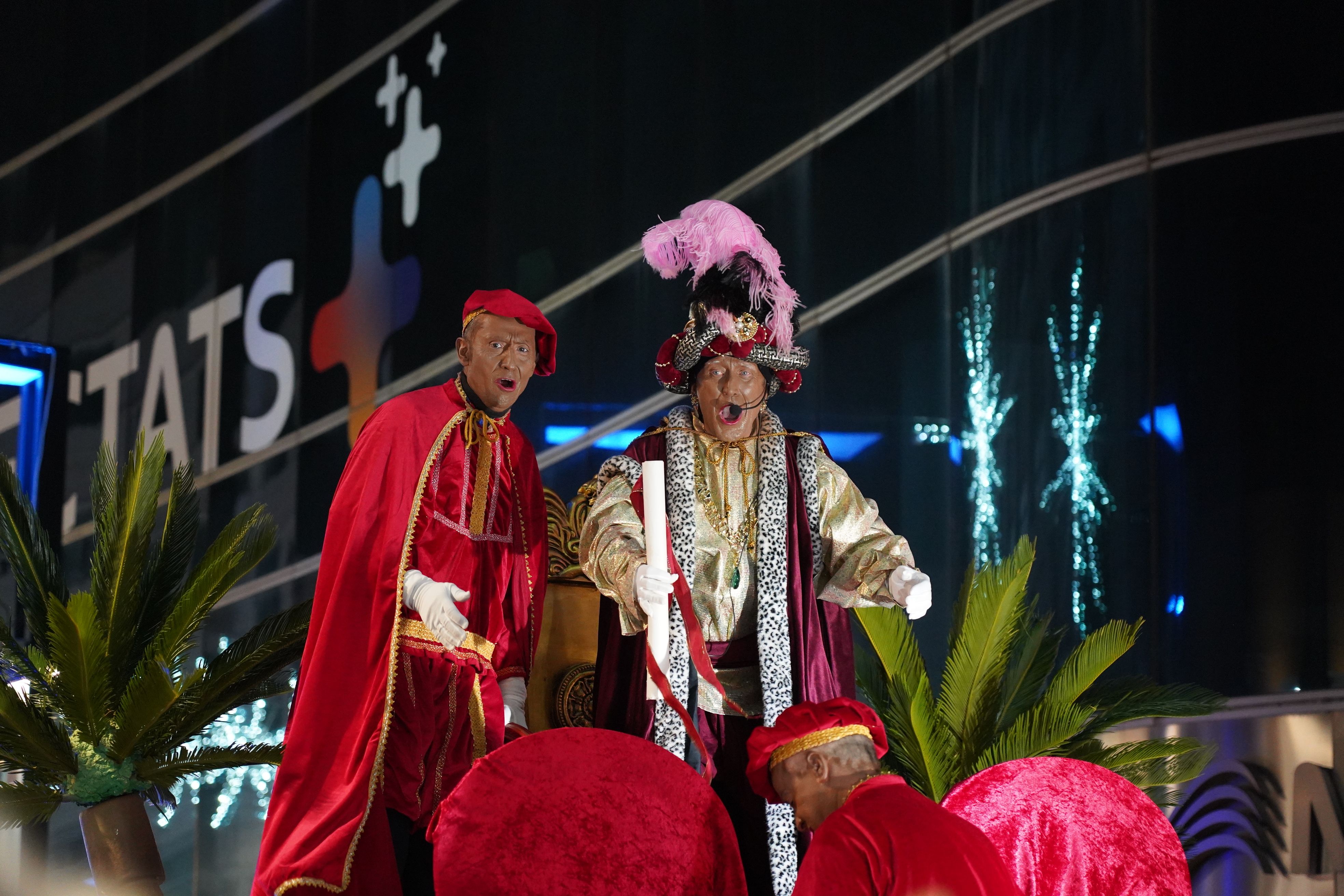 El Patge animant els assistents a cridar el nom dels tres Reis.