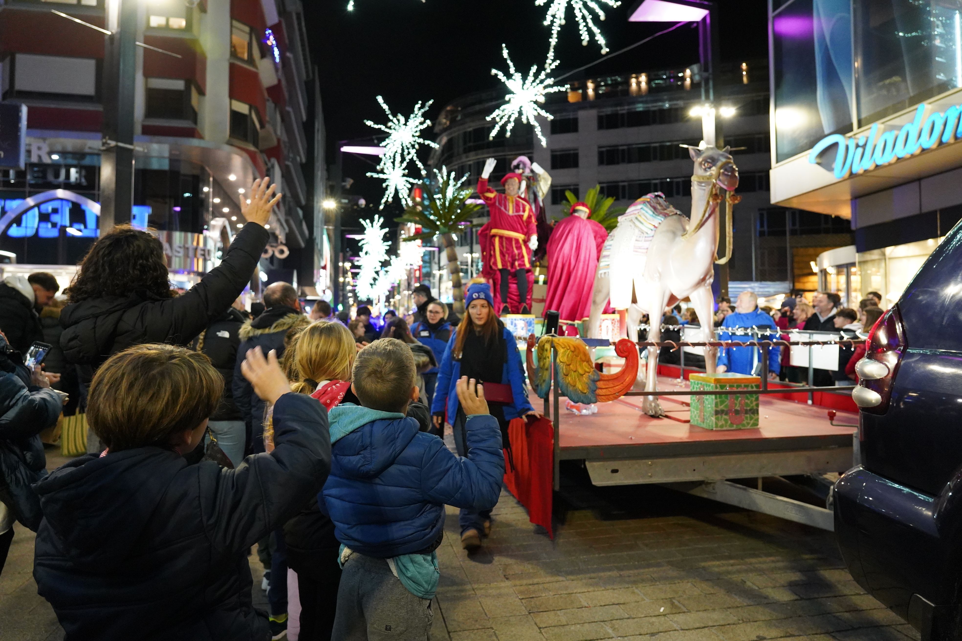 Uns infants saluden el Patge.