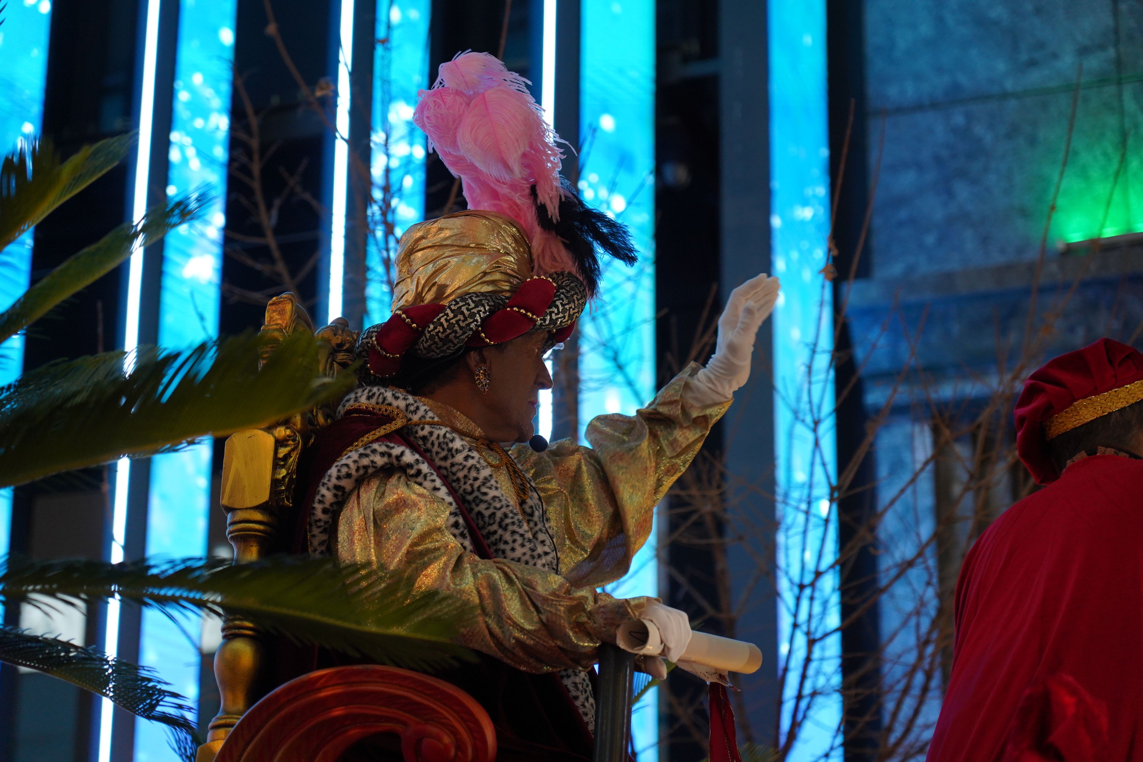 El Patge Reial saluda grans i petits.