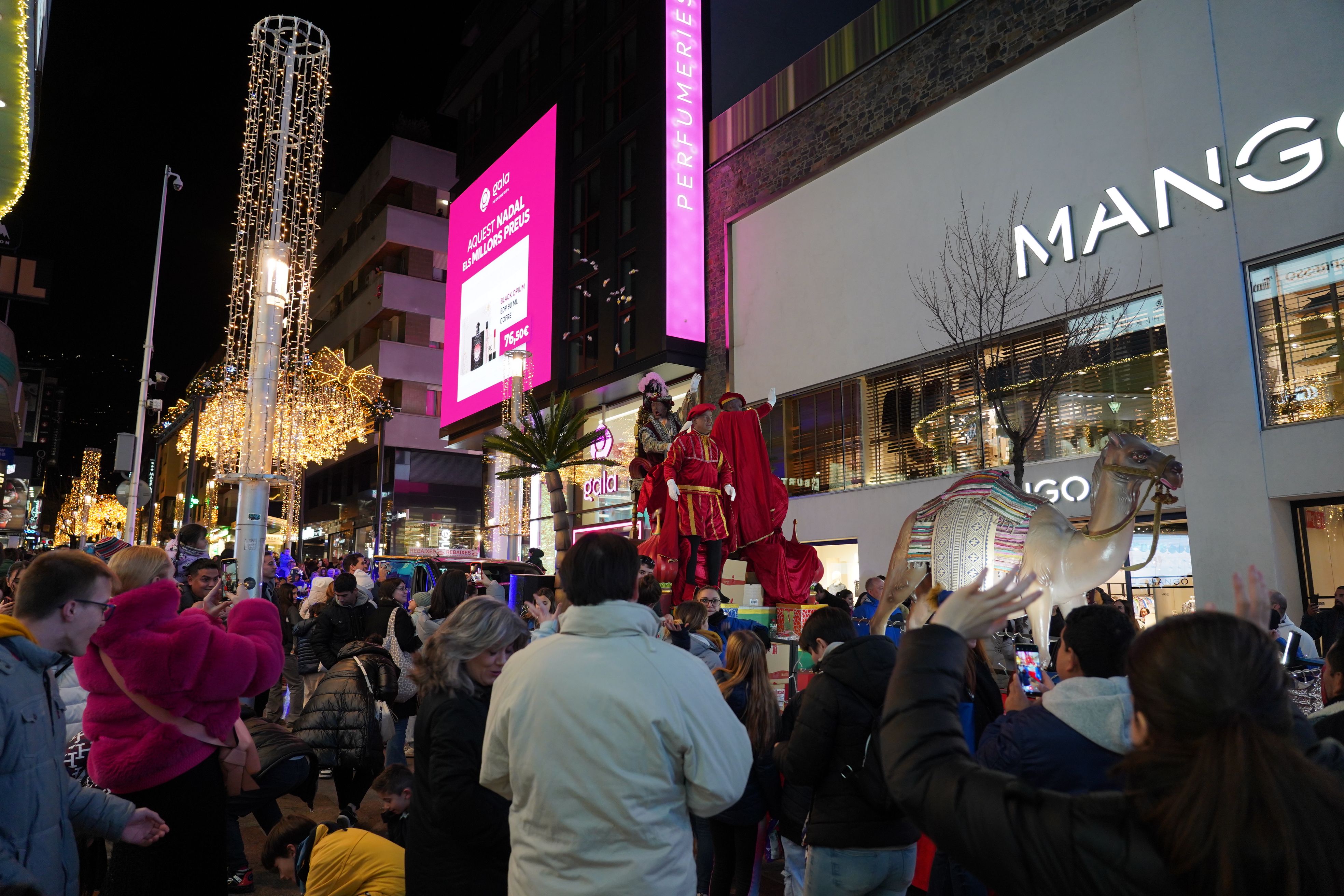 L'avinguda Carlemany plena de gent durant al cavalcada del Patge Reial.