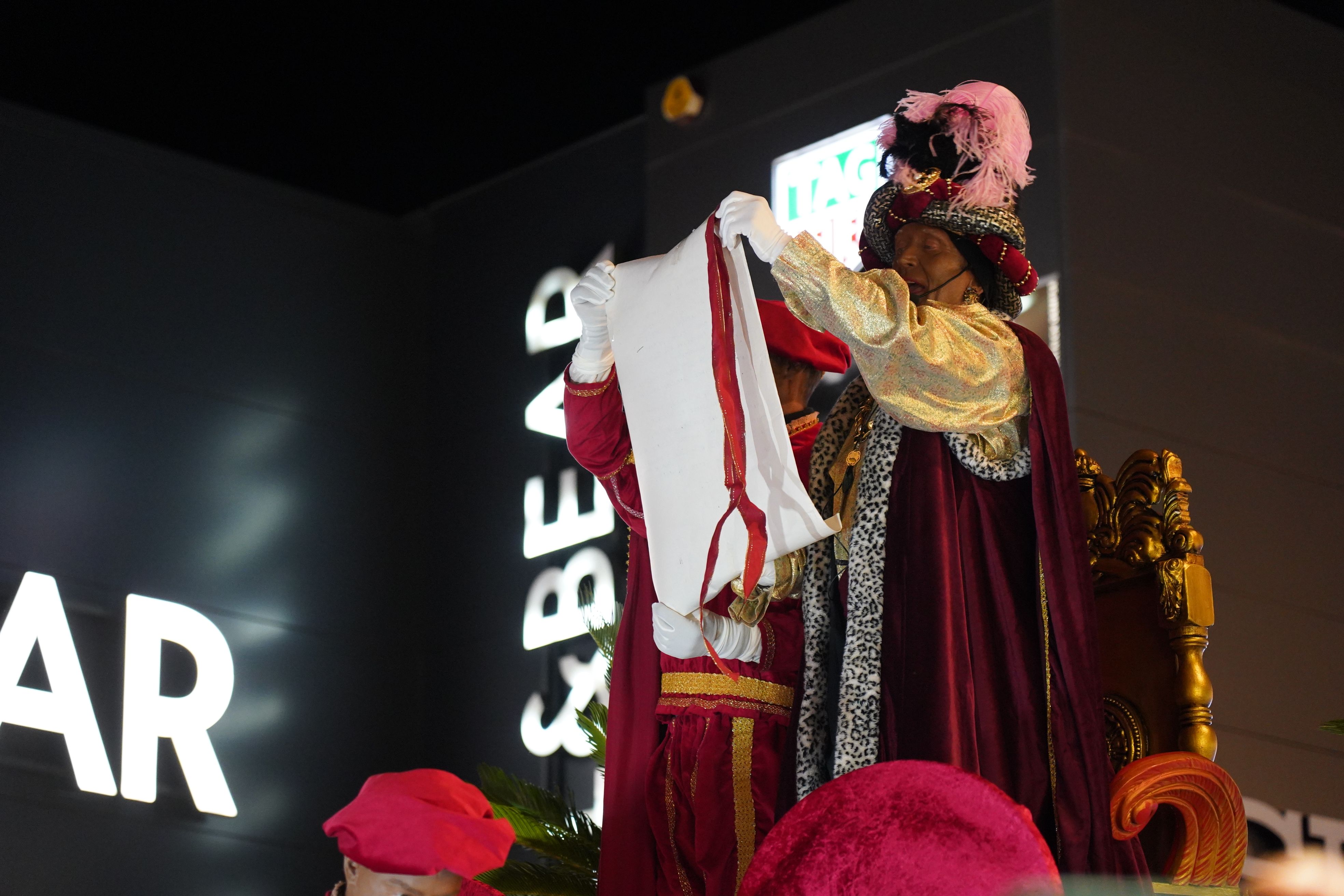 El Patge Reial llegeix el missatge que anuncia l'arribada del Reis d'Orient.