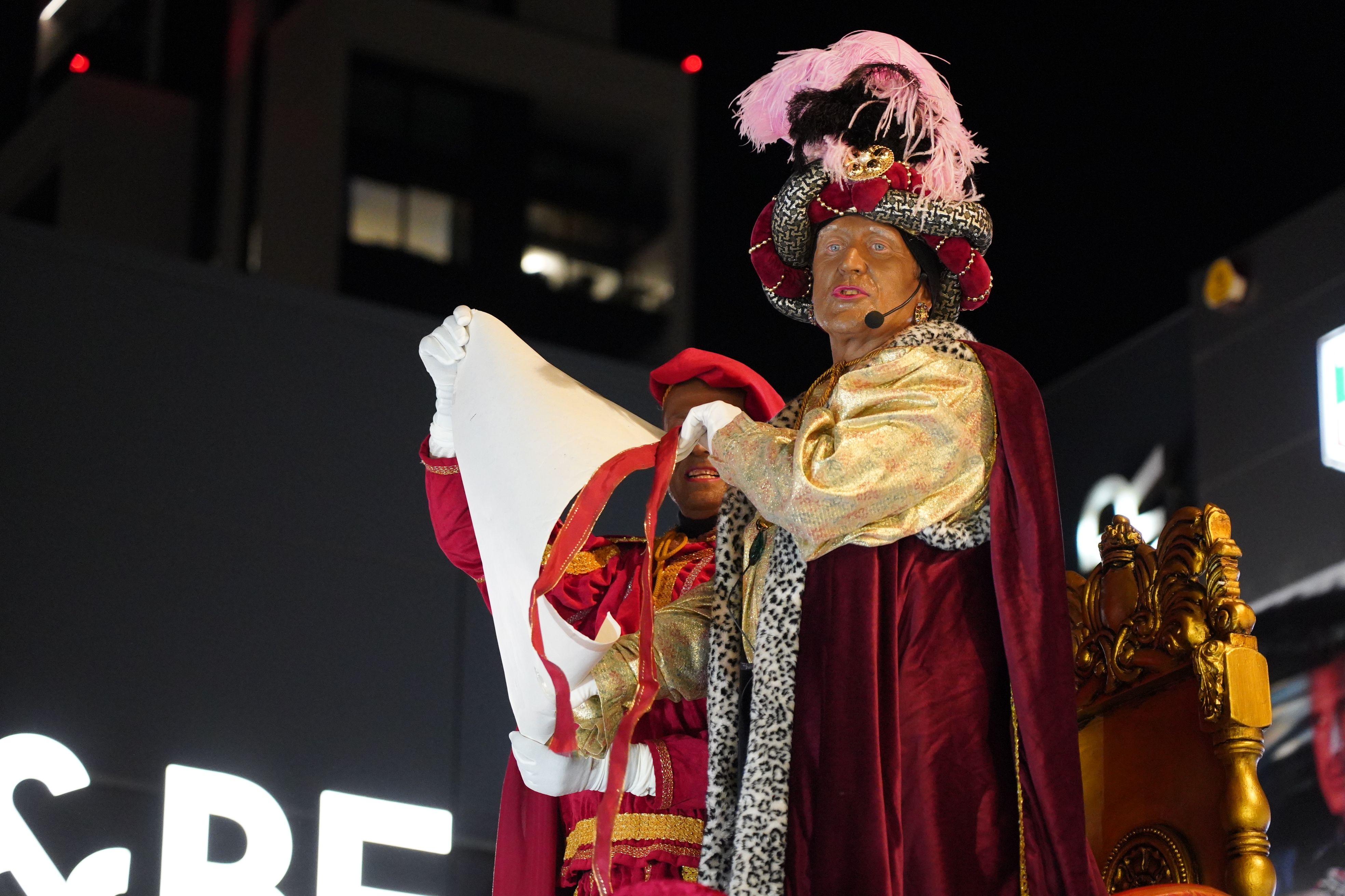El Patge Reial llegeix el missatge que anuncia l'arribada del Reis d'Orient.