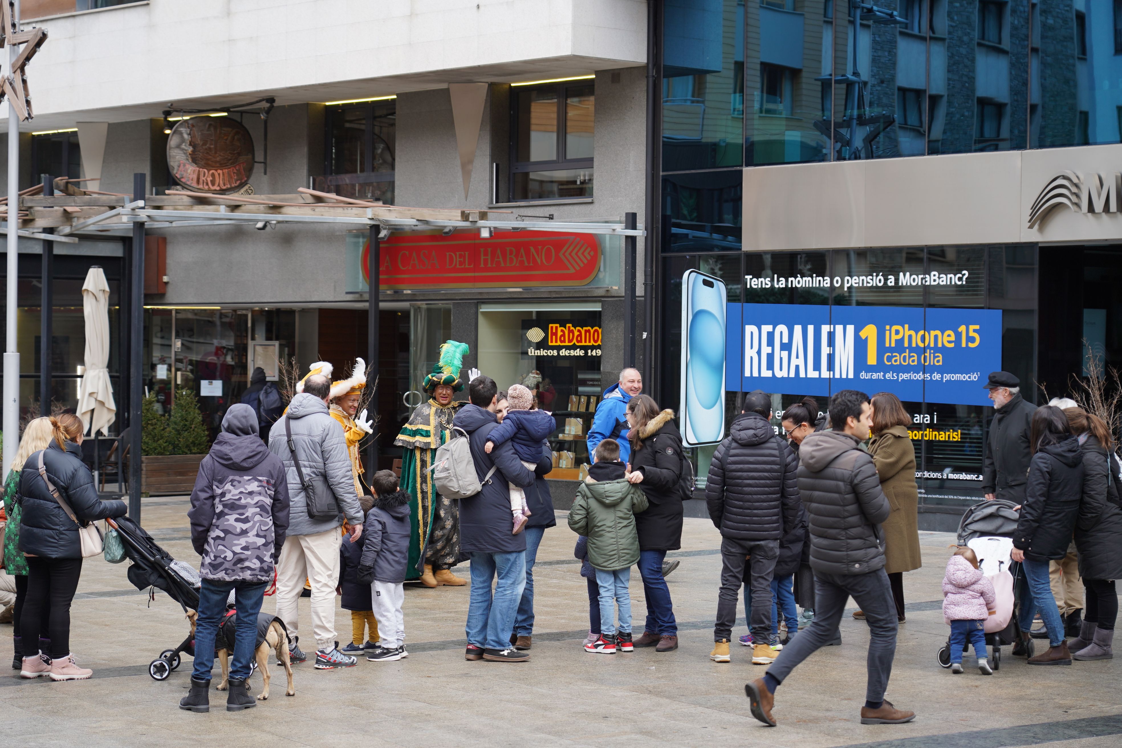 El moment de l'arribada del carter reial. El moment de l'arribada del carter reial.