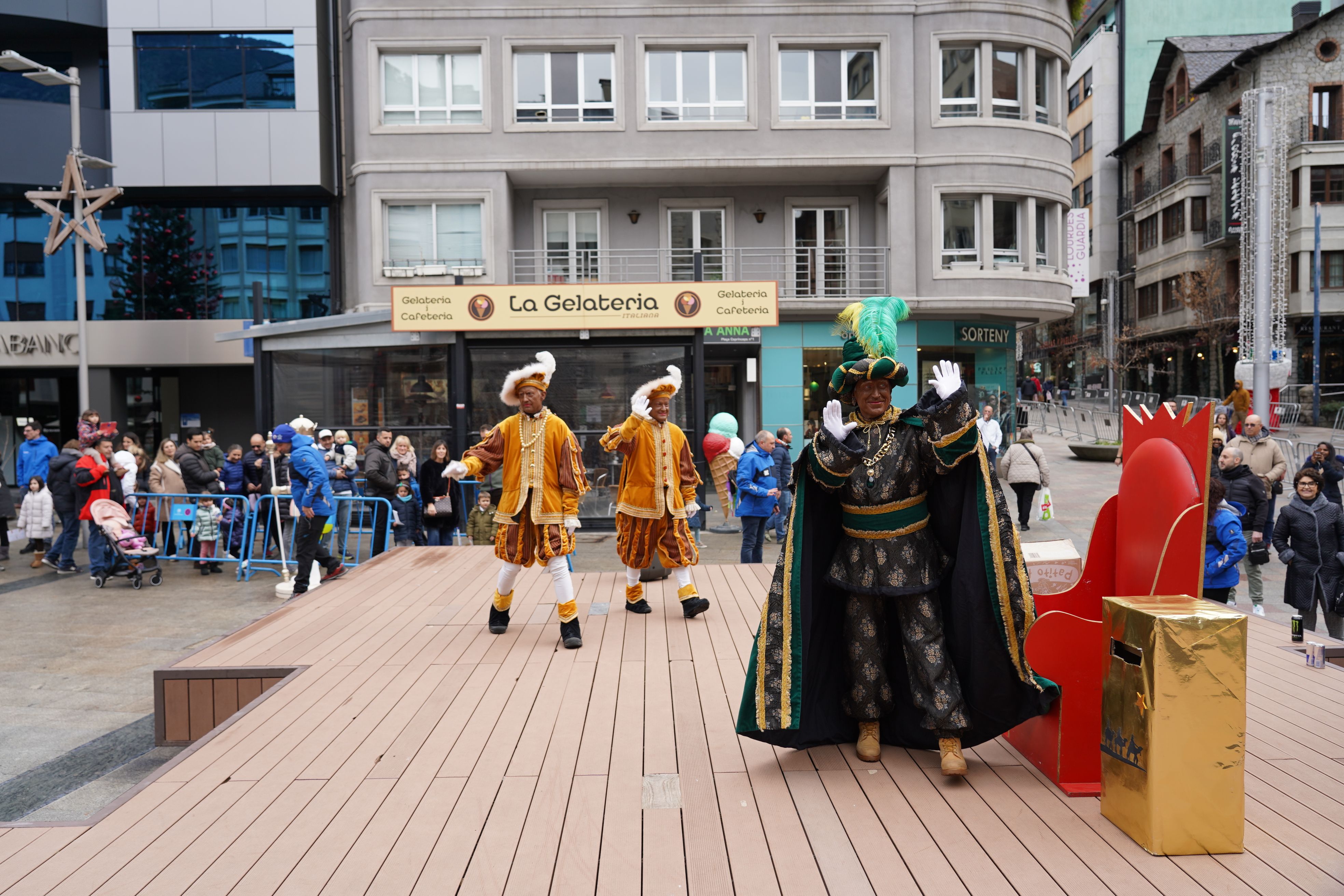 El carter saluda als presents. El carter saluda als presents.