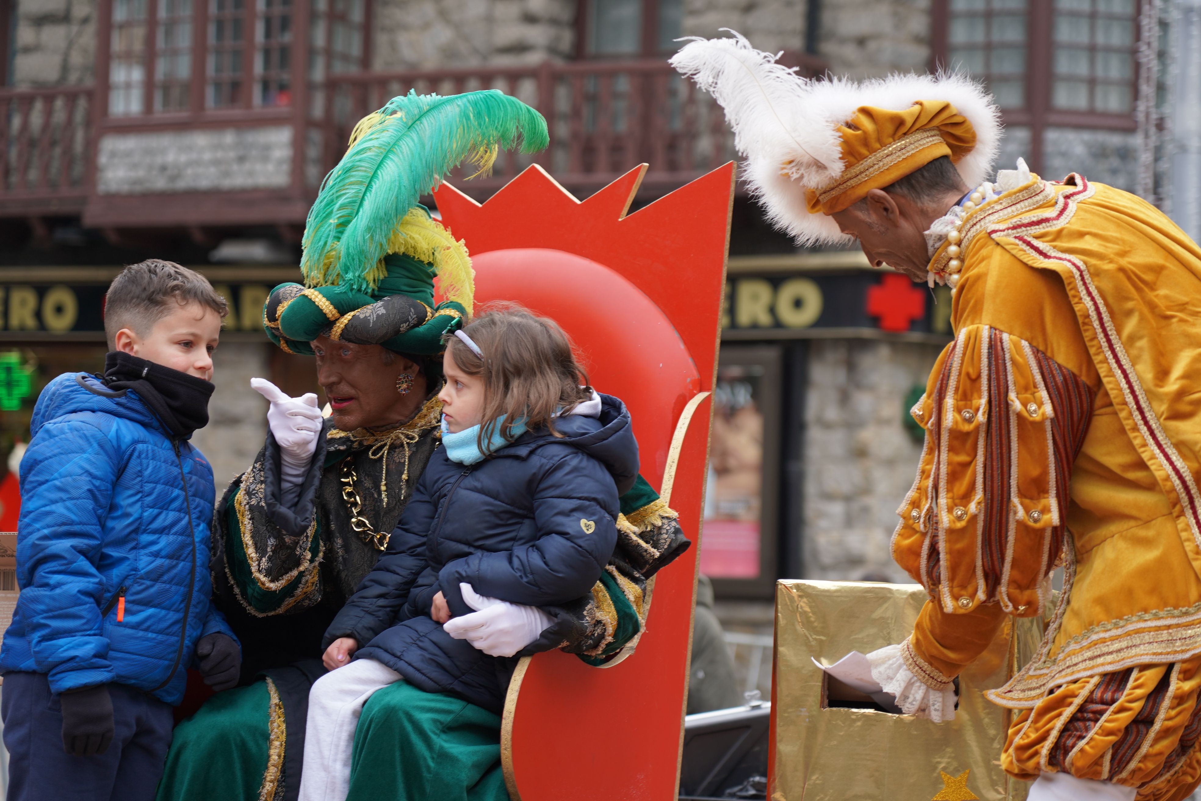 Infants en el moment d'entregar la carta al missatger. Infants en el moment d'entregar la carta al missatger.