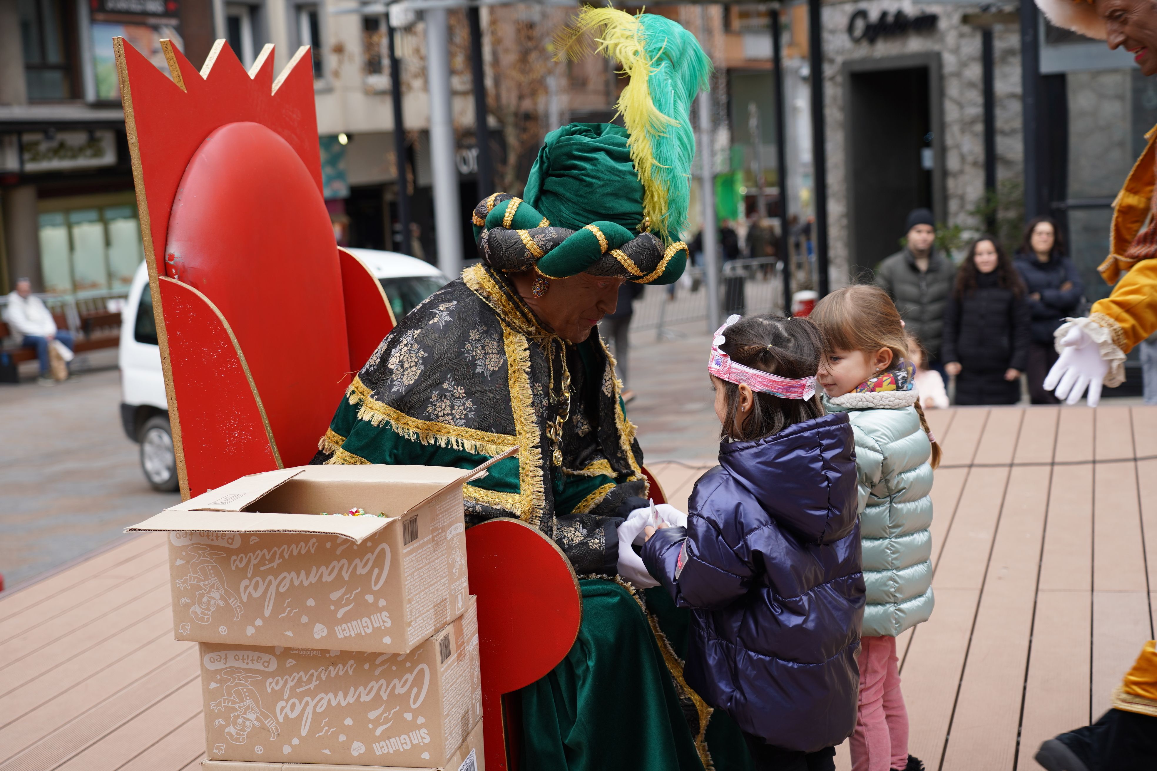 Infants en el moment d'entregar la carta al missatger. Infants en el moment d'entregar la carta al missatger.