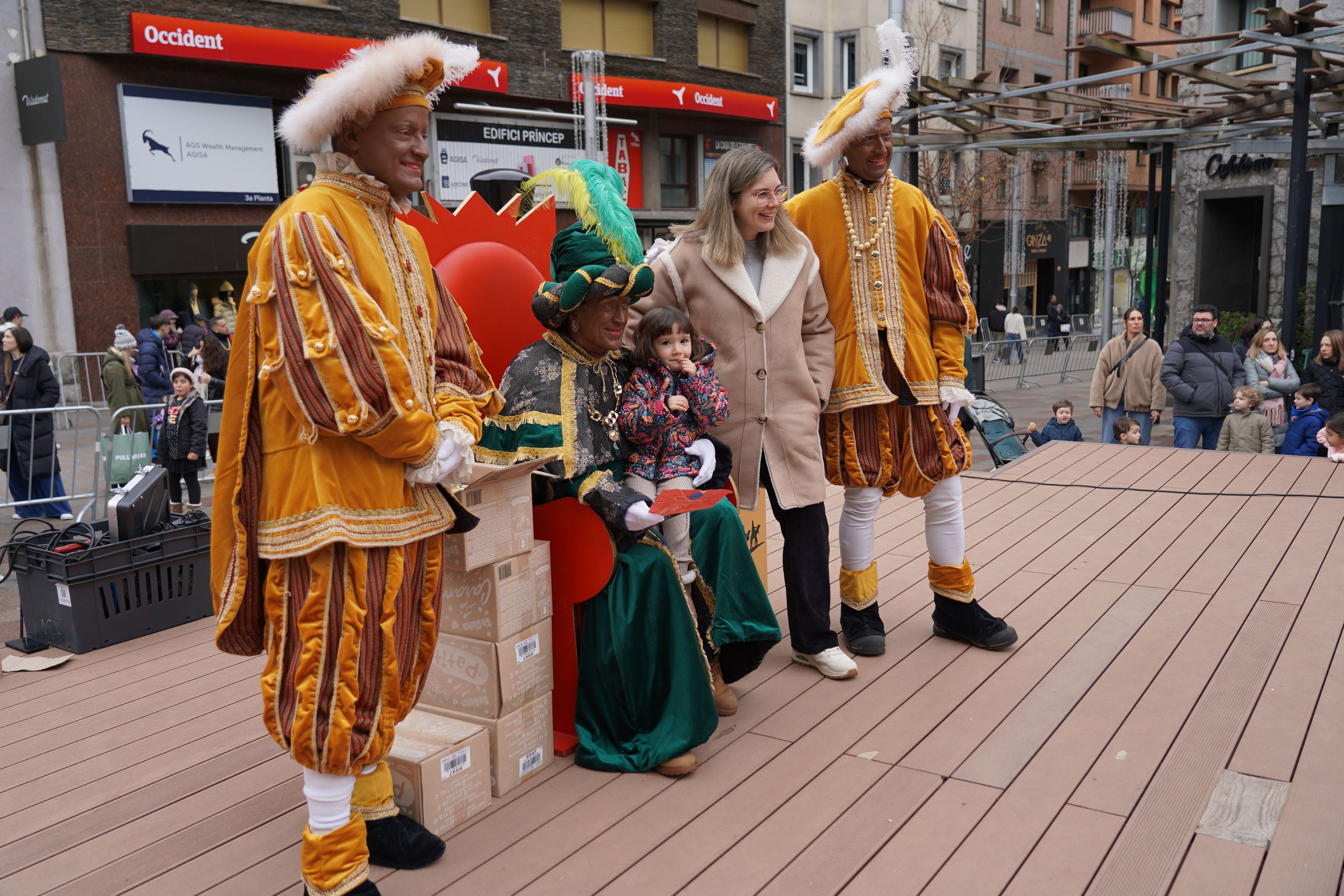 Grans i petits s'han fet fotos amb el carter reial. Grans i petits s'han fet fotos amb el carter reial.