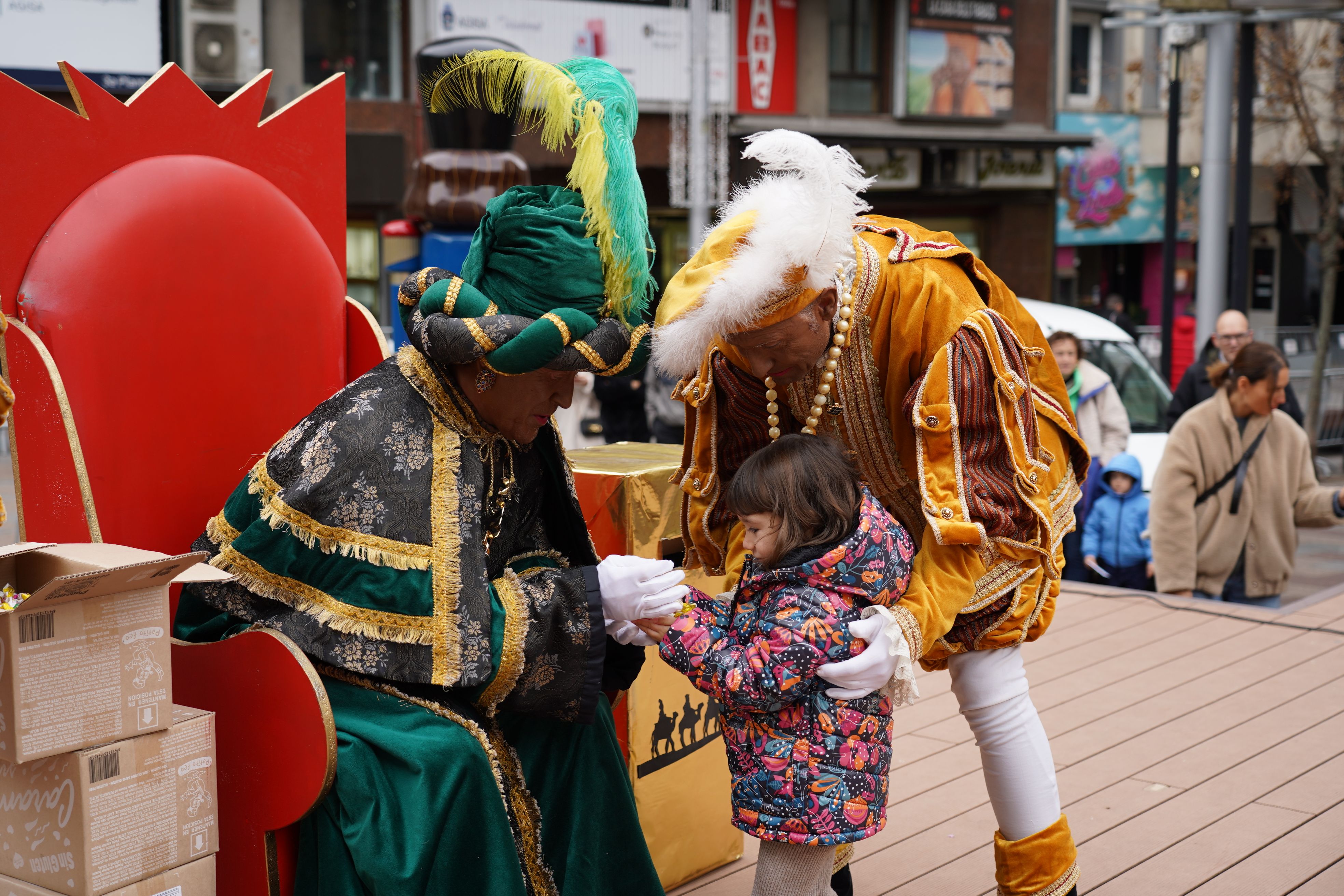 El patge ha entregat caramels als més petits. El patge ha entregat caramels als més petits.