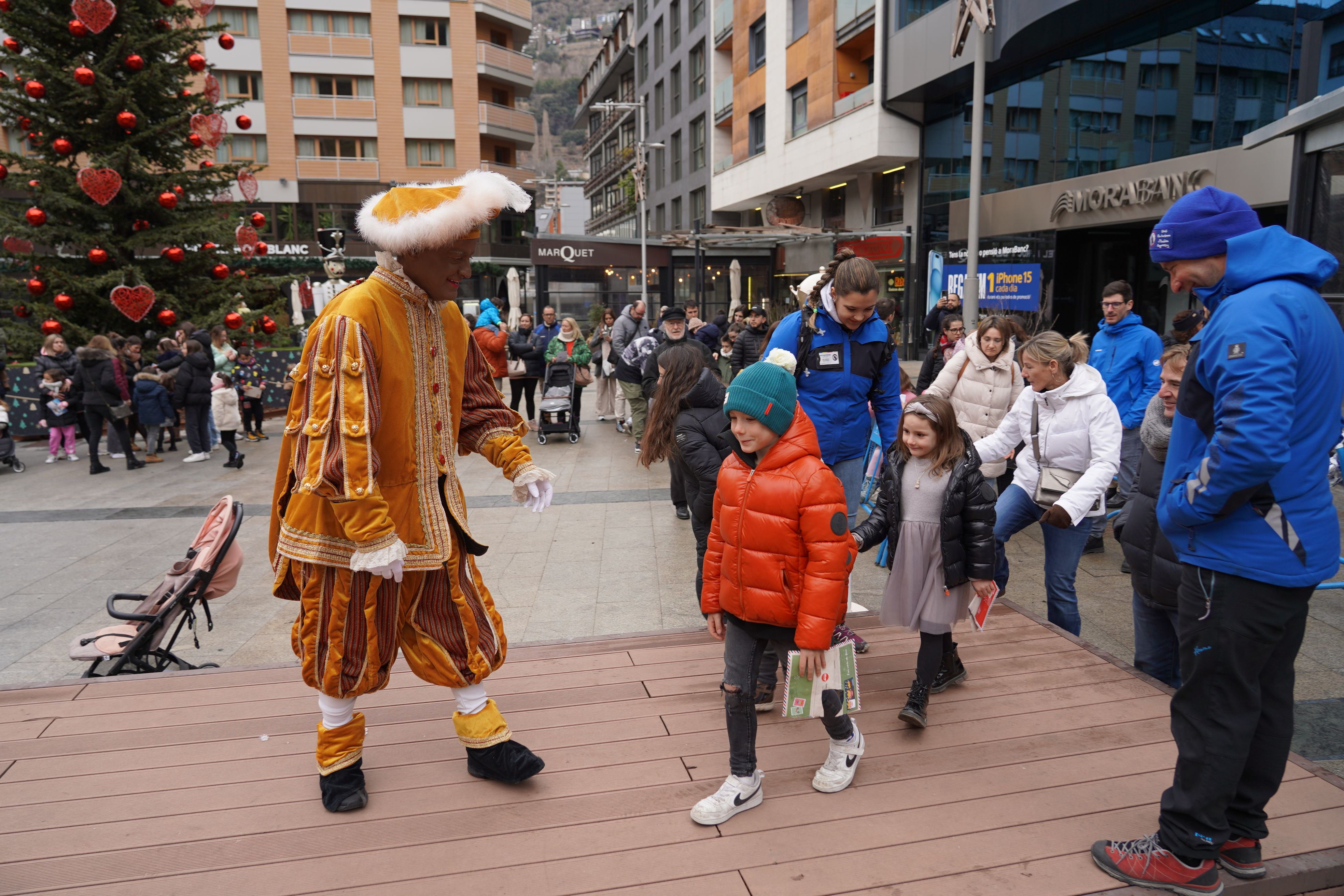 Un dels ajudants acompanya infants a veure el carter. Un dels ajudants acompanya infants a veure el carter.