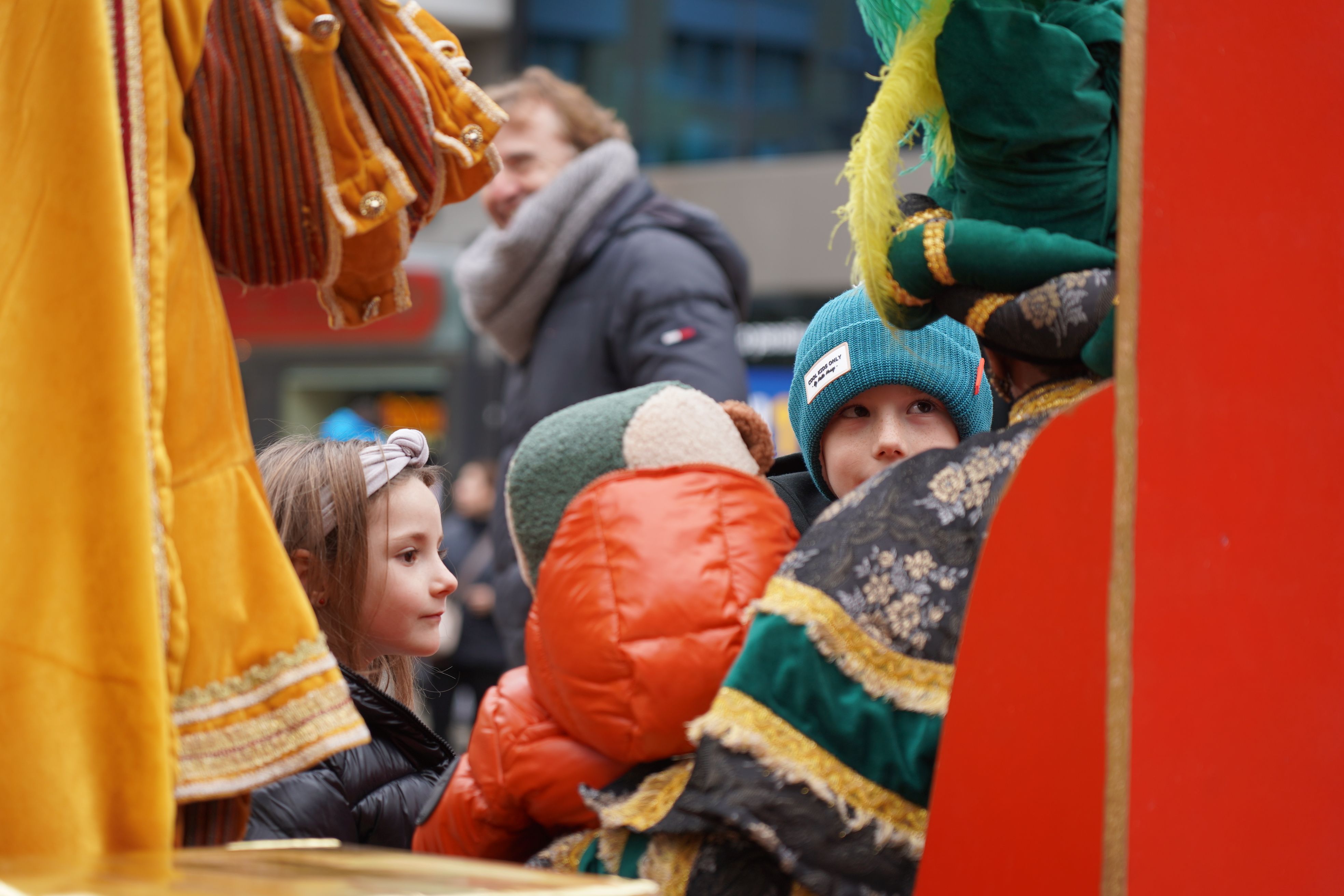 Infants conversant amb el carter reial. Infants conversant amb el carter reial.